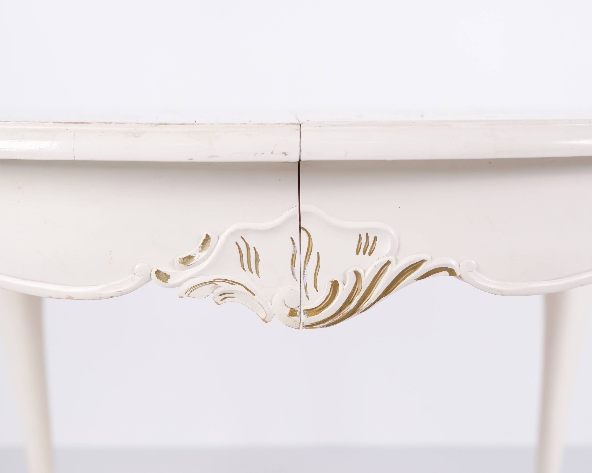 Antique round dining table with extension - Neo Rococo style - white painted with decorative details - 1920s