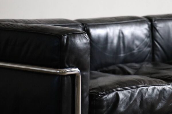 Canapé trois places Cassina LC2 par Charlotte Perriand, Le Corbusier, années 1960.