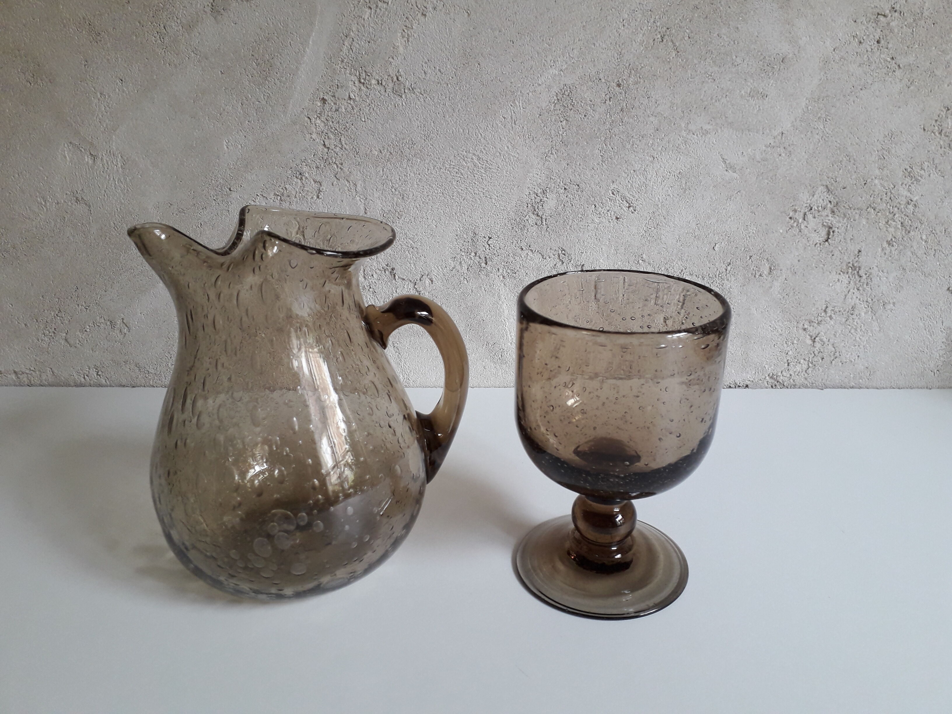 Lot de 8 verres à pied et d'un pichet en verre soufflé et bullé années 70
