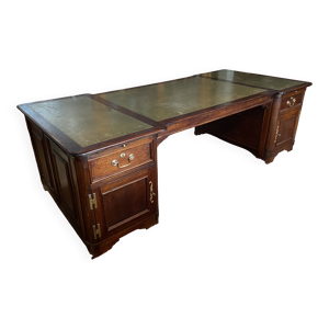 Immense bureau d'etat-major