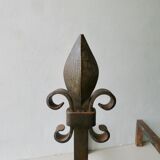 Paire de chenets en fonte et fer battu, fleurs de lys