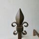 Paire de chenets en fonte et fer battu, fleurs de lys