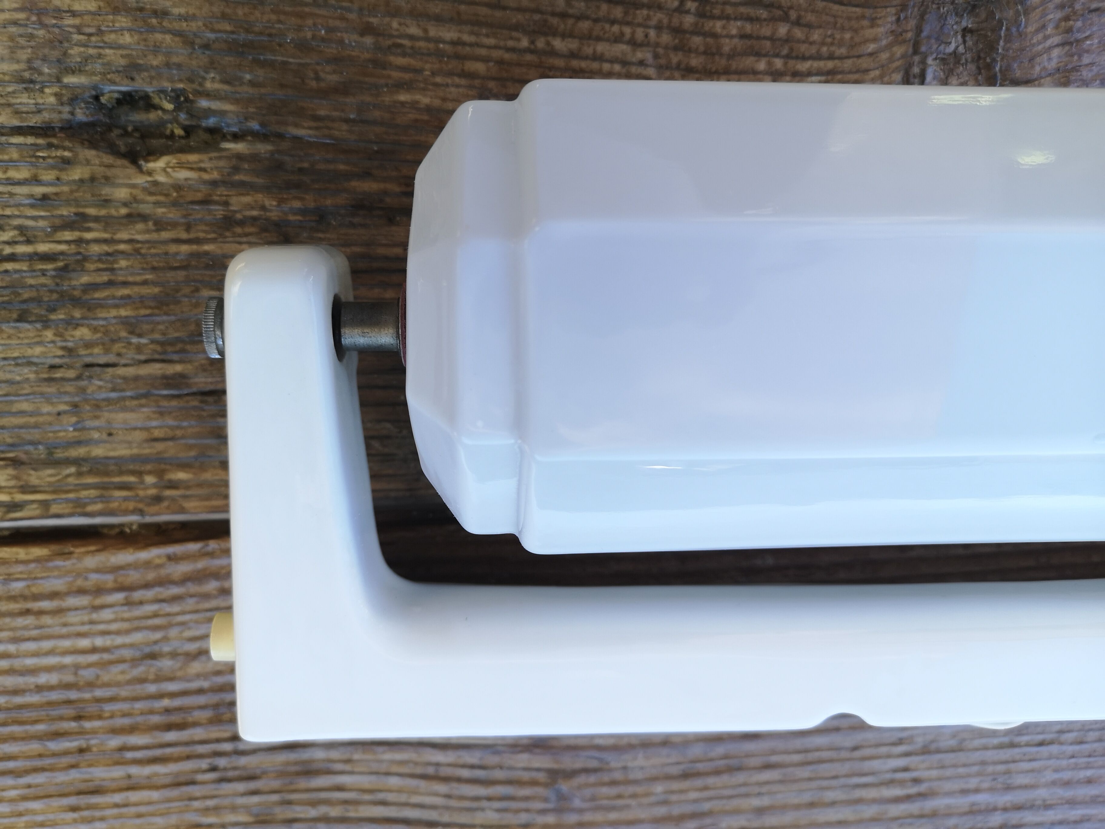 Art deco bathroom apply in porcelain and white opaline