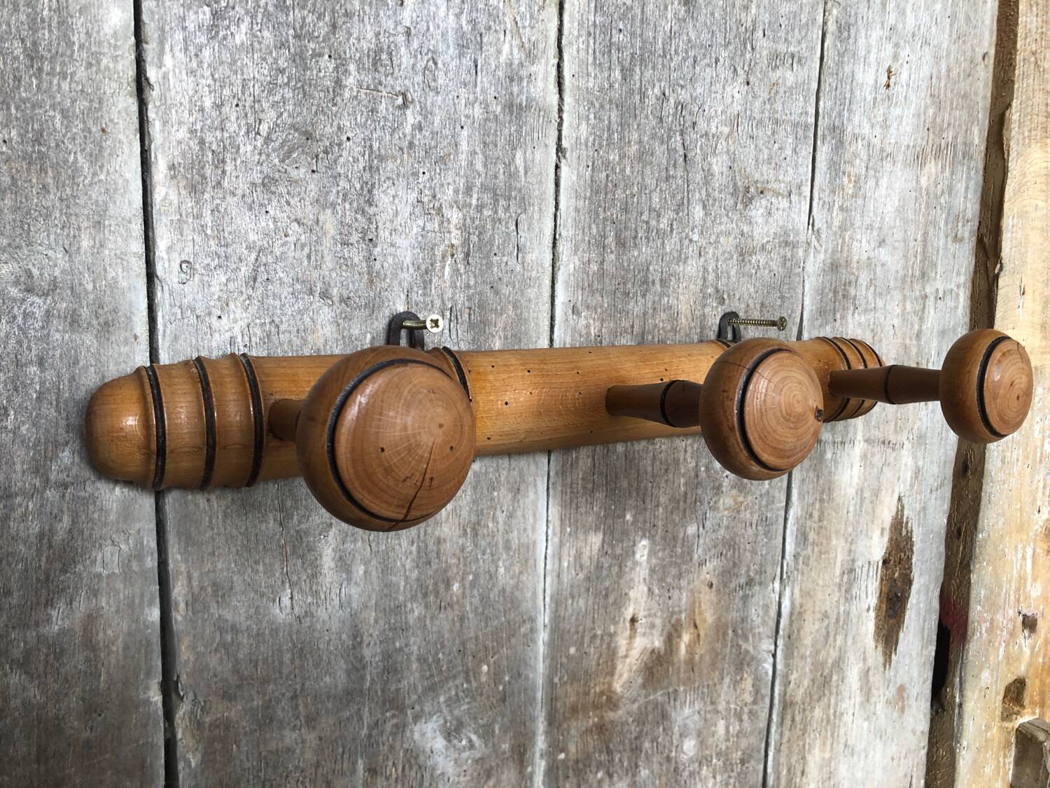 Ancienne patère murale en bois tourné
