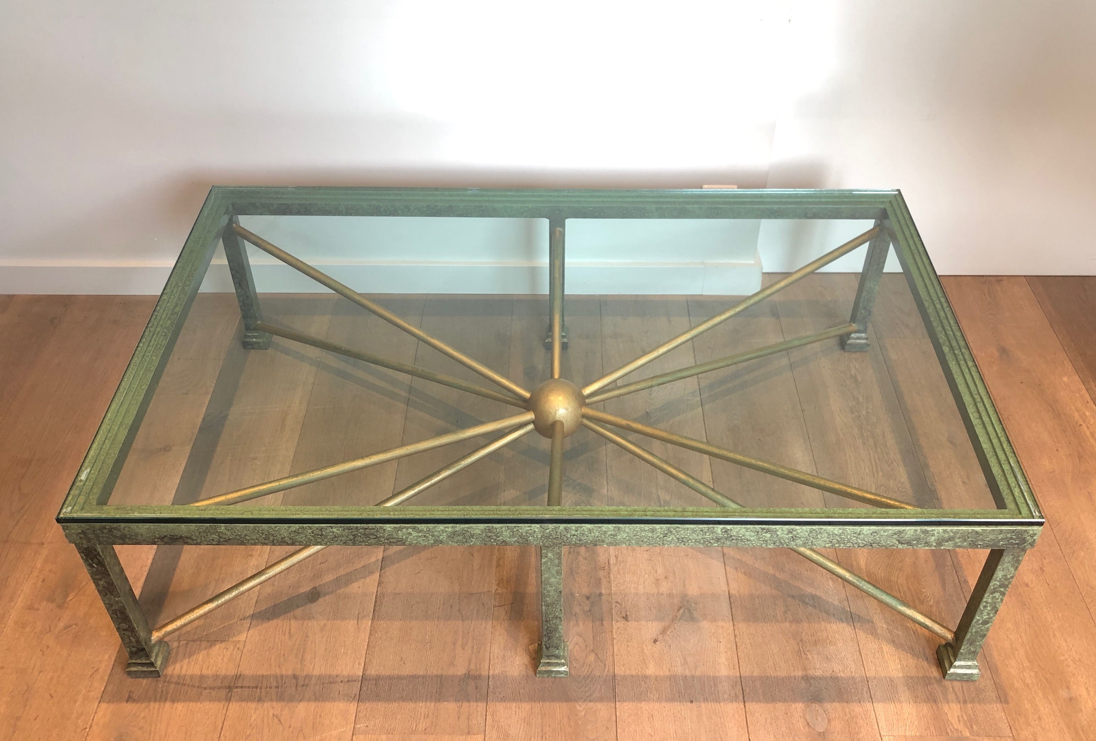 Importante table basse en acier et fer forgé patinée et dorée