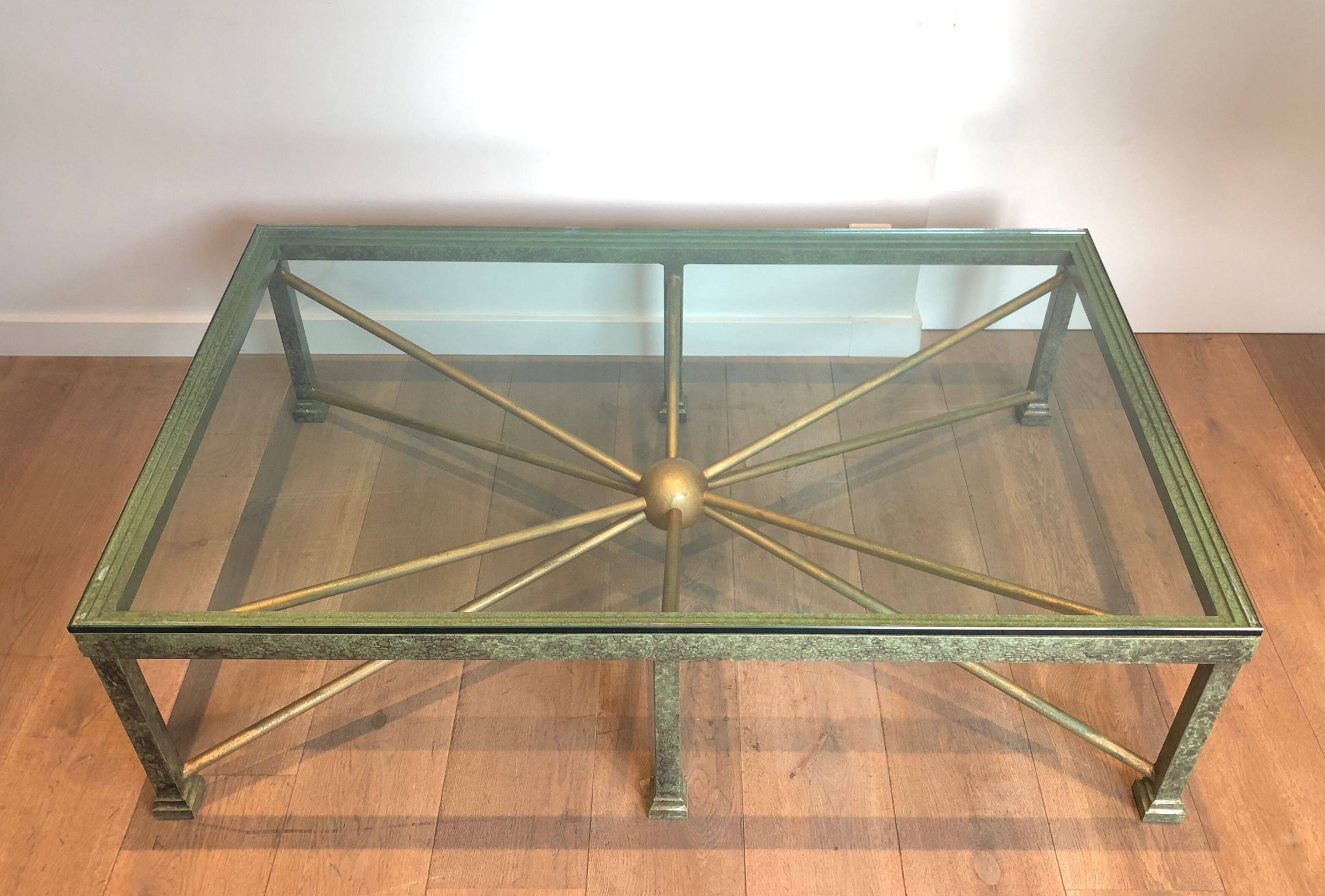 Importante table basse en acier et fer forgé patinée et dorée