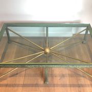 Importante table basse en acier et fer forgé patinée et dorée