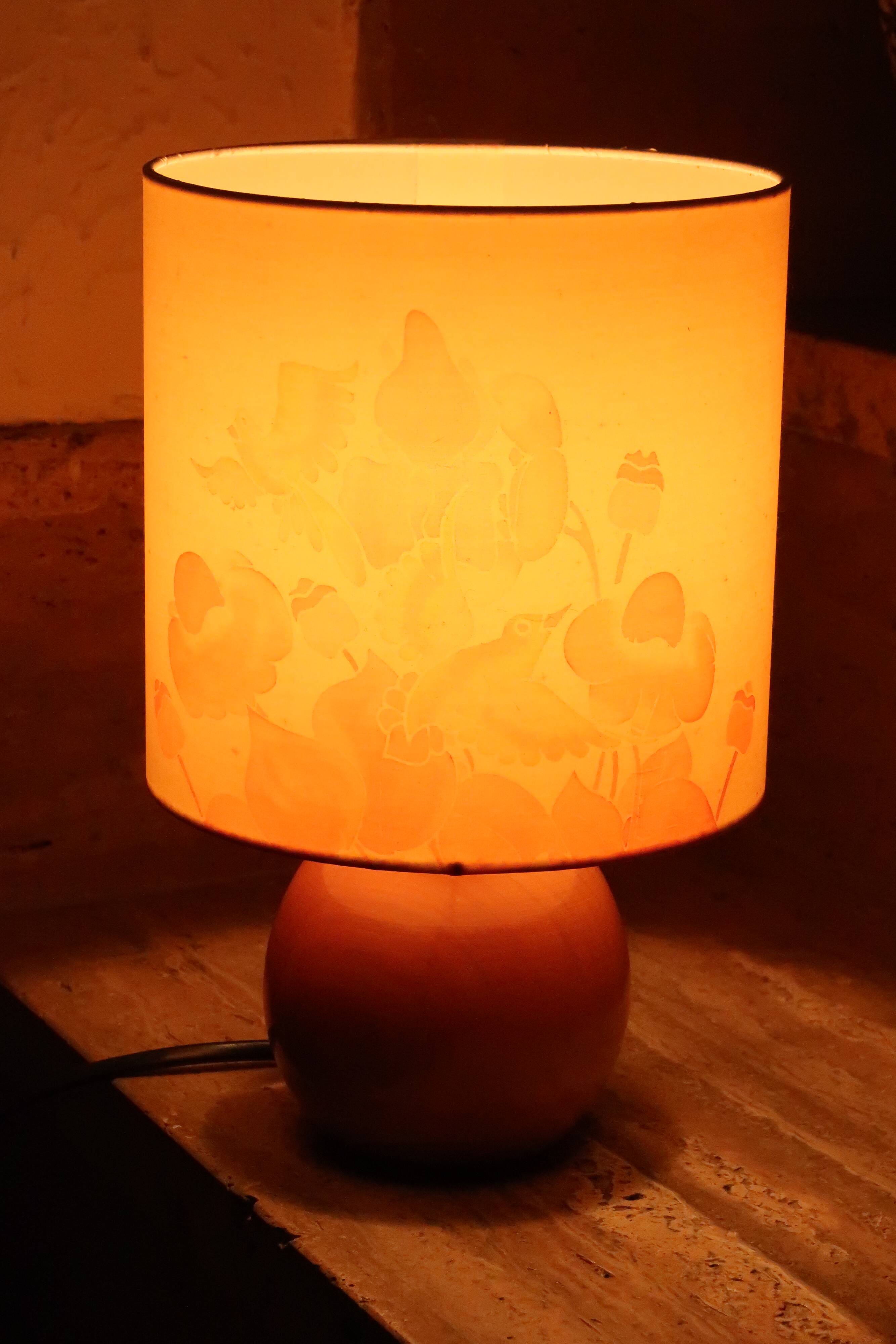 Lampe en bois blond, abat jour soie, années 70