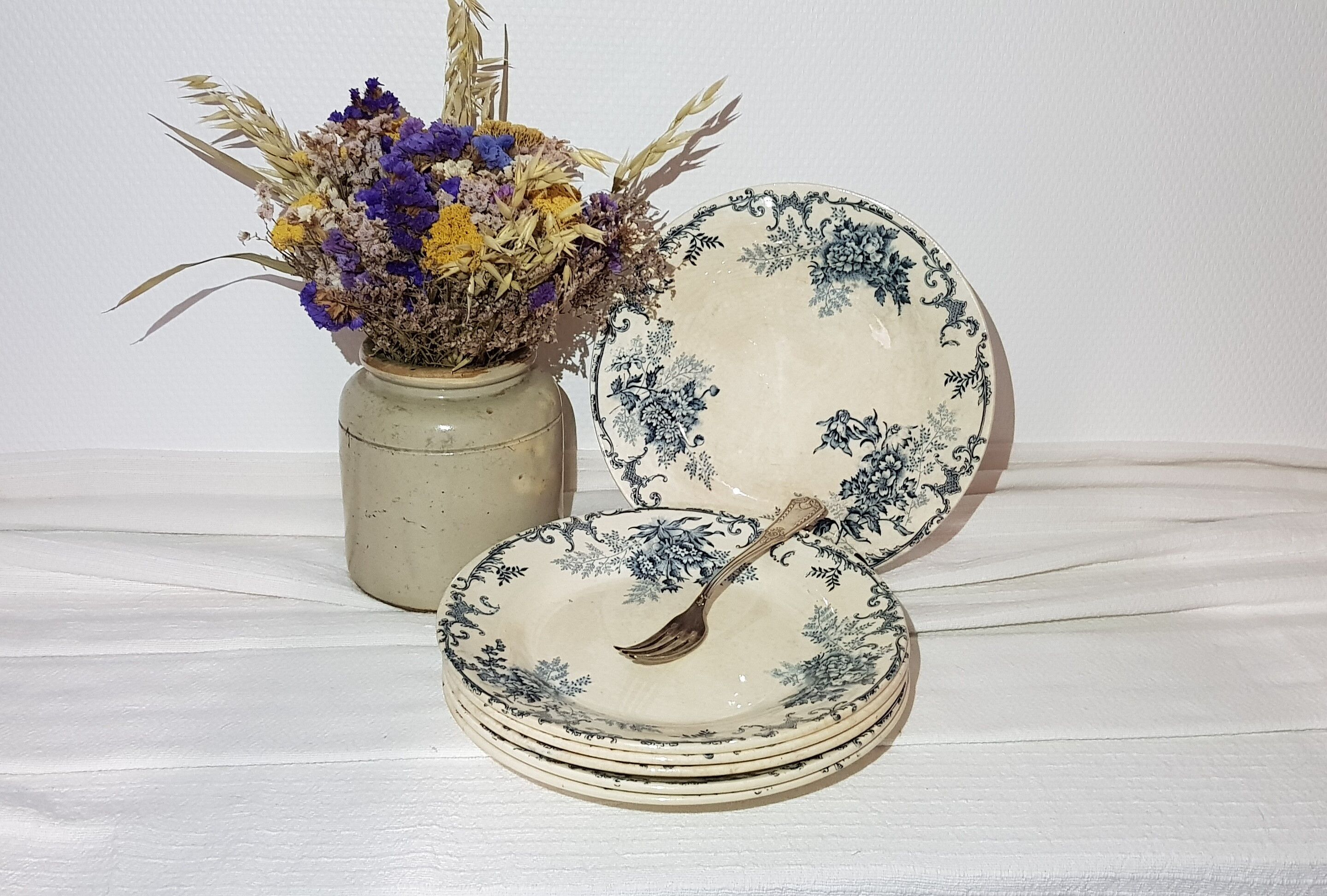 Set of 6 flat earthenware plates from Choisy le Roi model Floreal, iron earth.