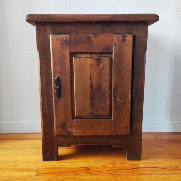 Buffet confiturier brutaliste en bois massif