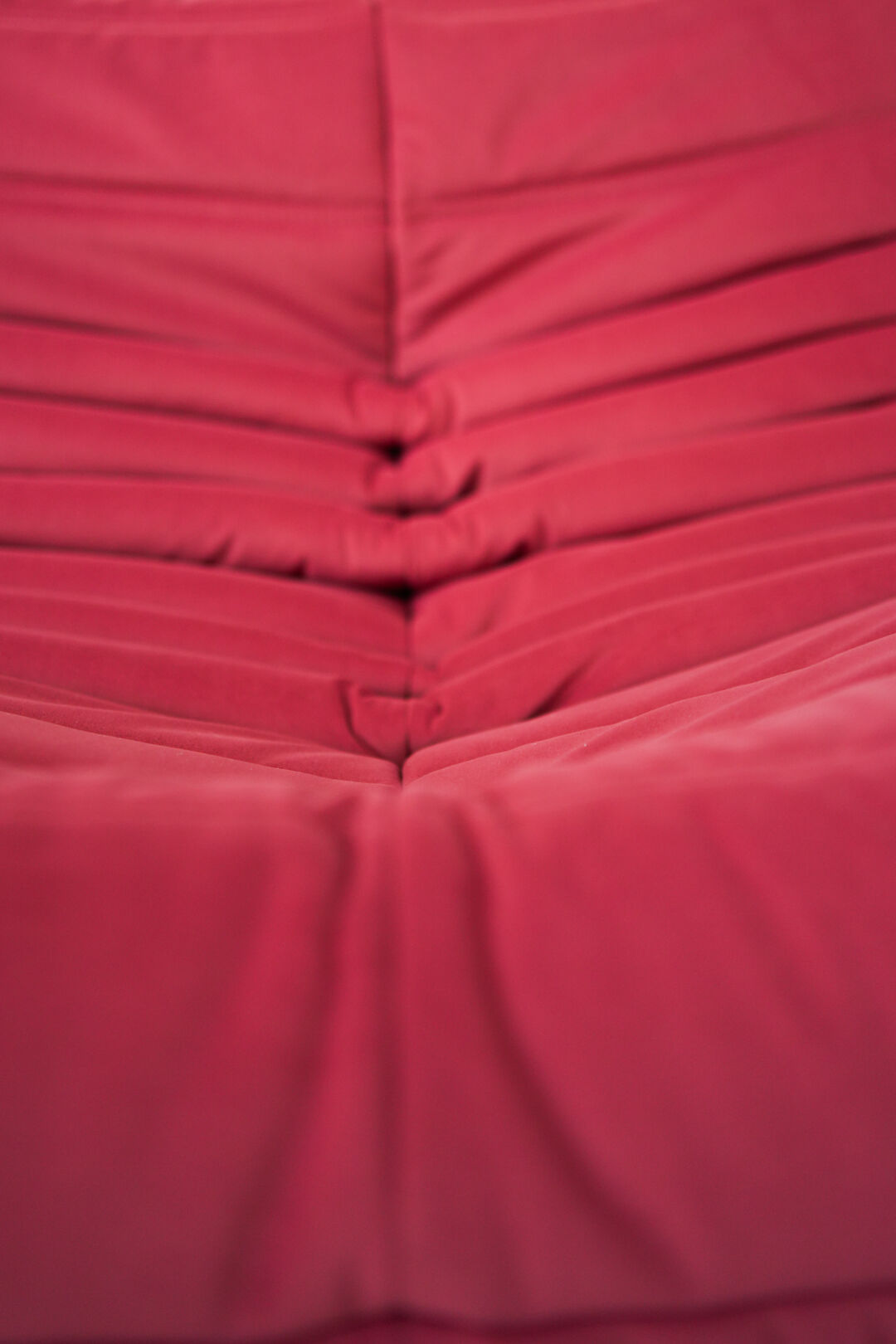 Togo set of chair and pouf in raspberry velvet