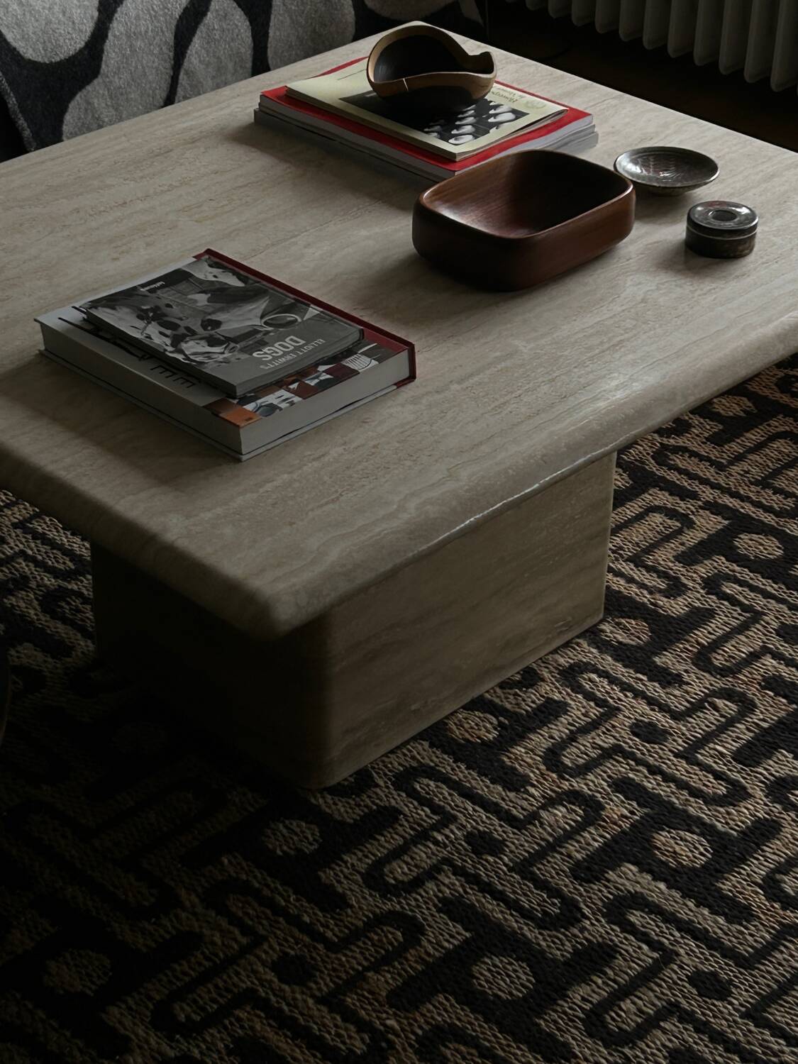 Table basse italienne en travertin du milieu du siècle