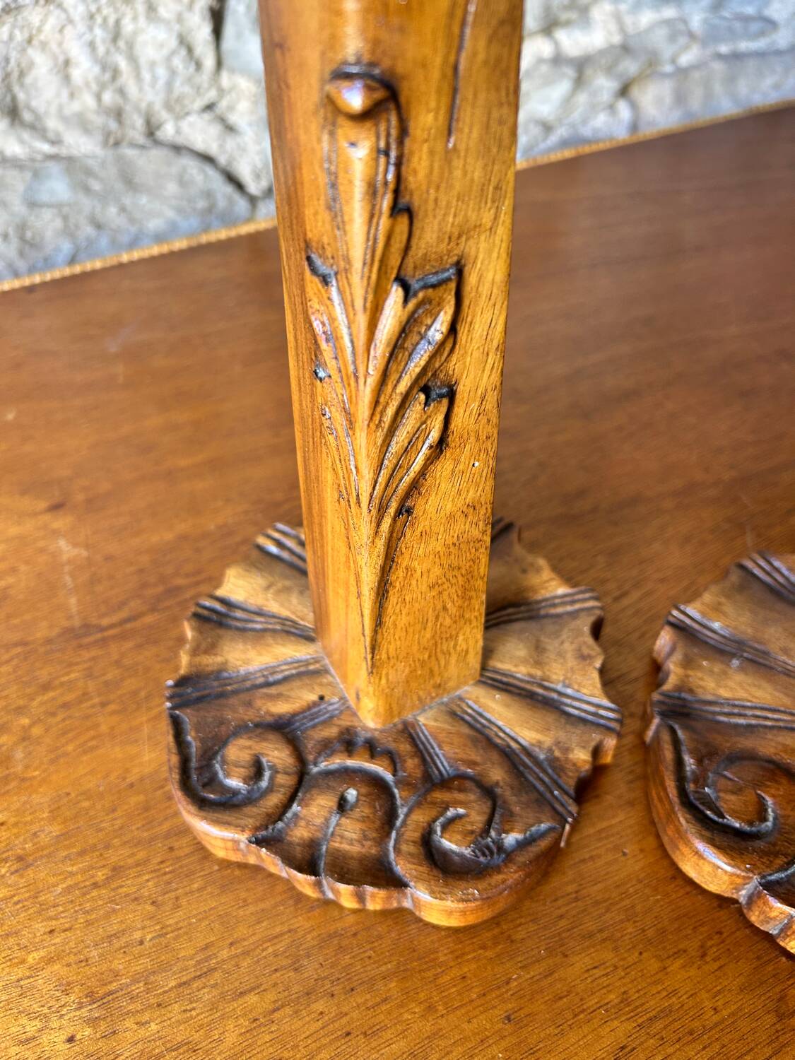 Paire de bougeoirs vintage en bois sculpté –