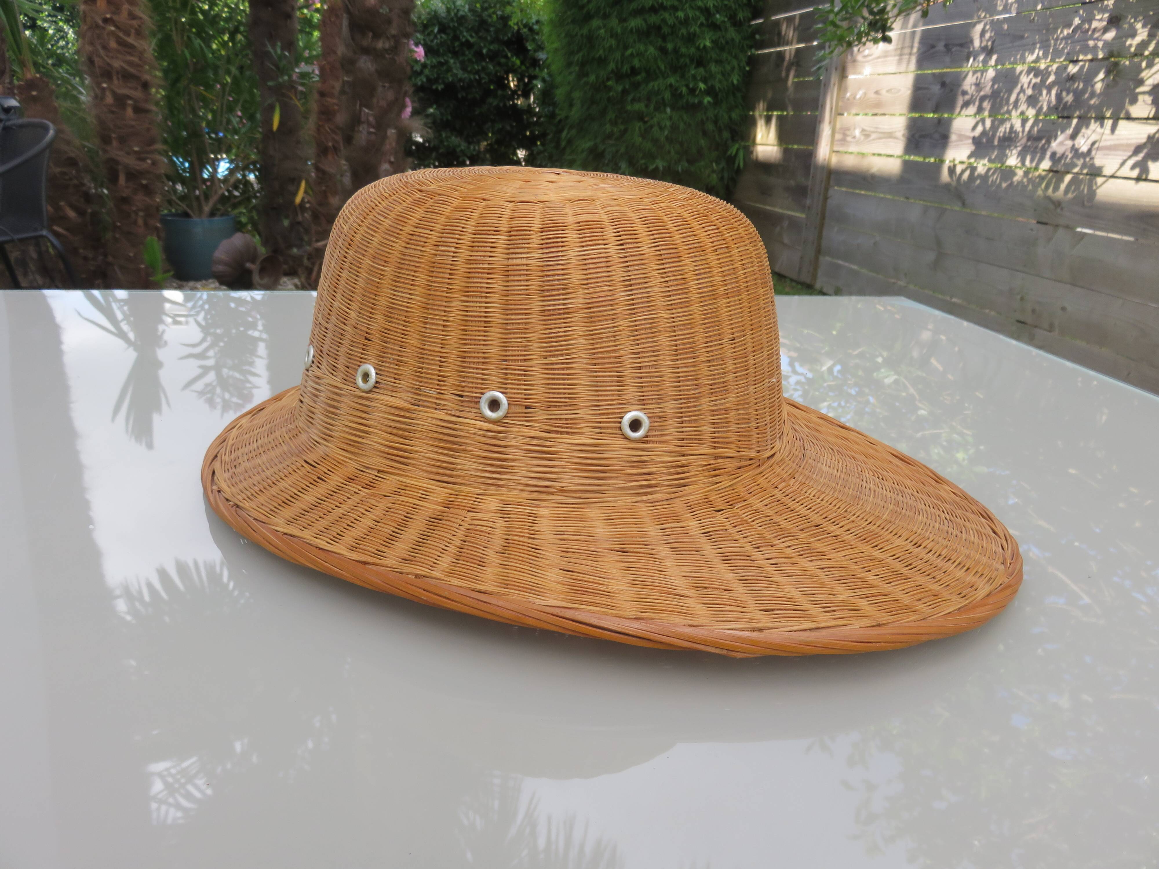 Chapeau, casque colonial, en rotin, osier, décoration murale, 1960 - 1970