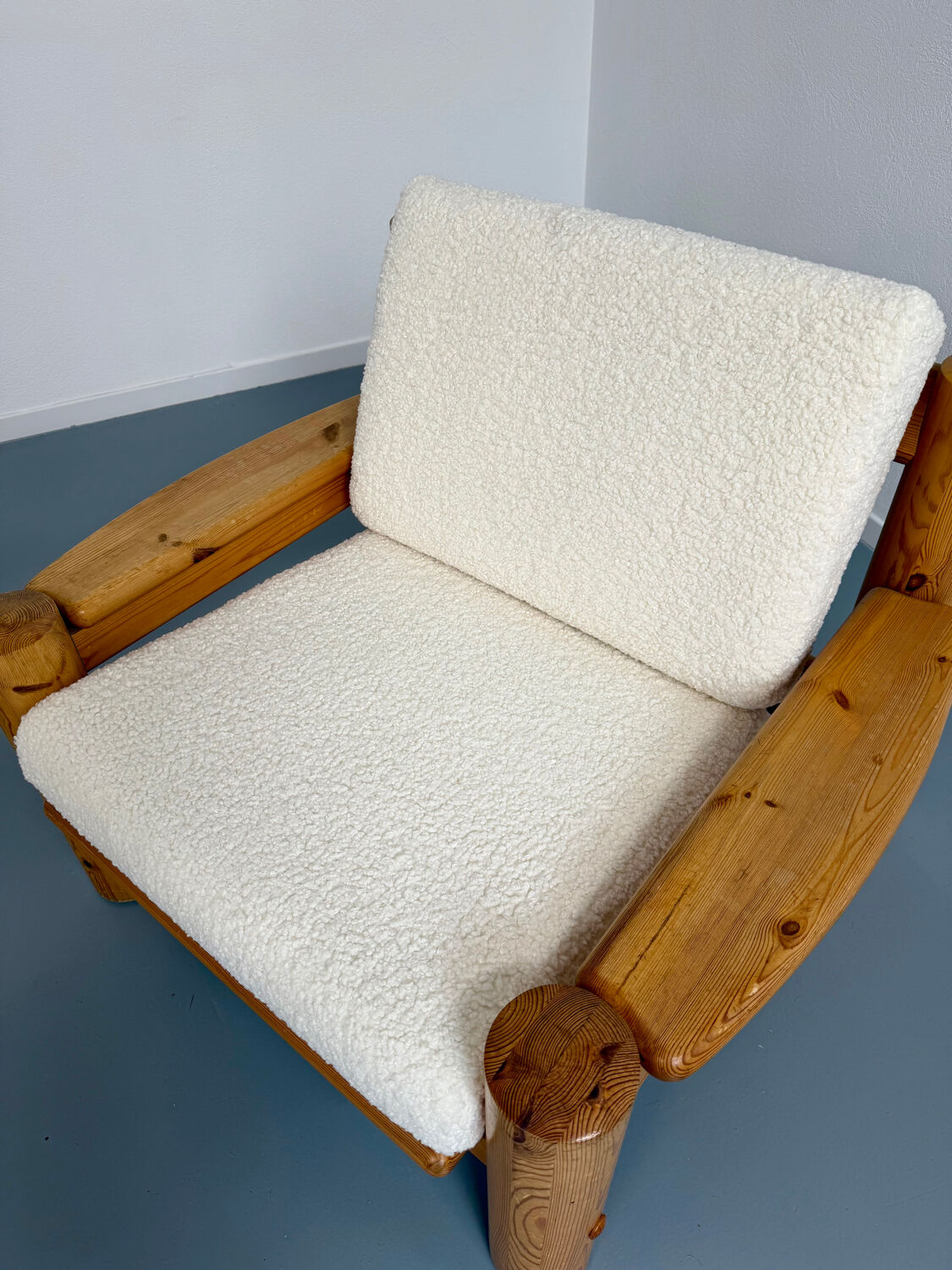 Set of 2 armchairs in solid pine with boucle fabric, 1970s Scandinavian design.