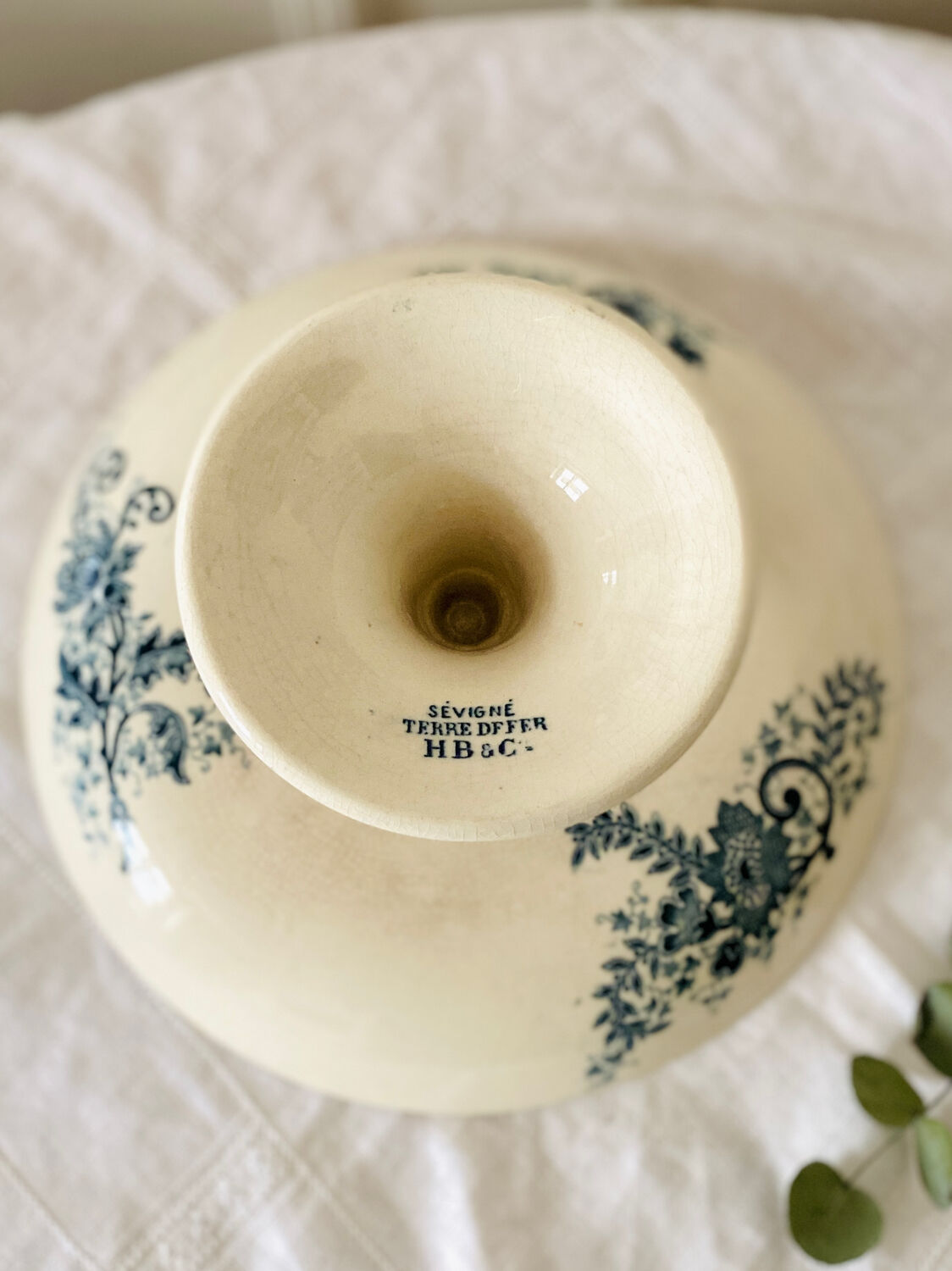 Serving dish with foot and old compotier in iron clay Sevigné HB & Cie