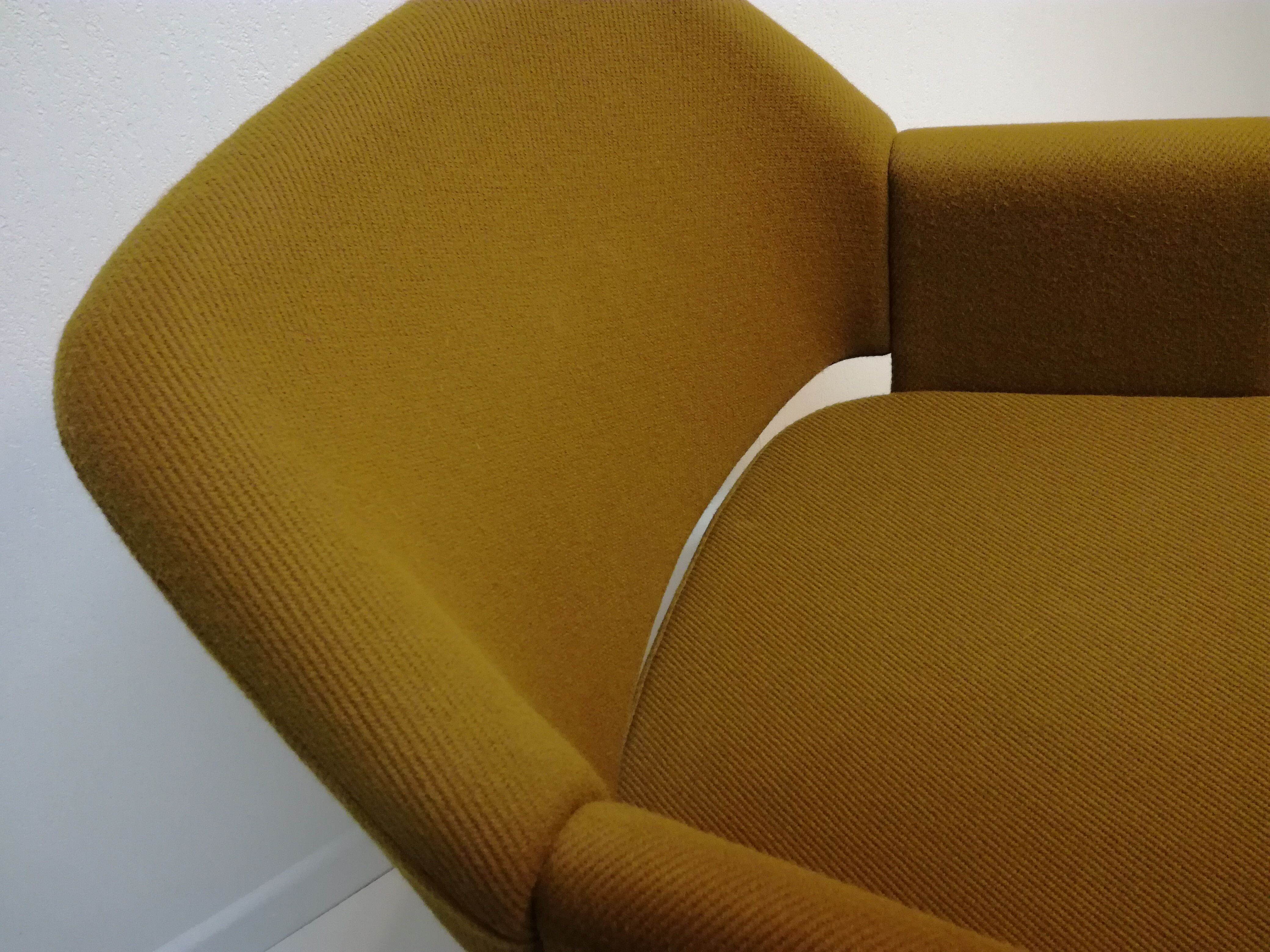 On roulette airborne vintage armchair