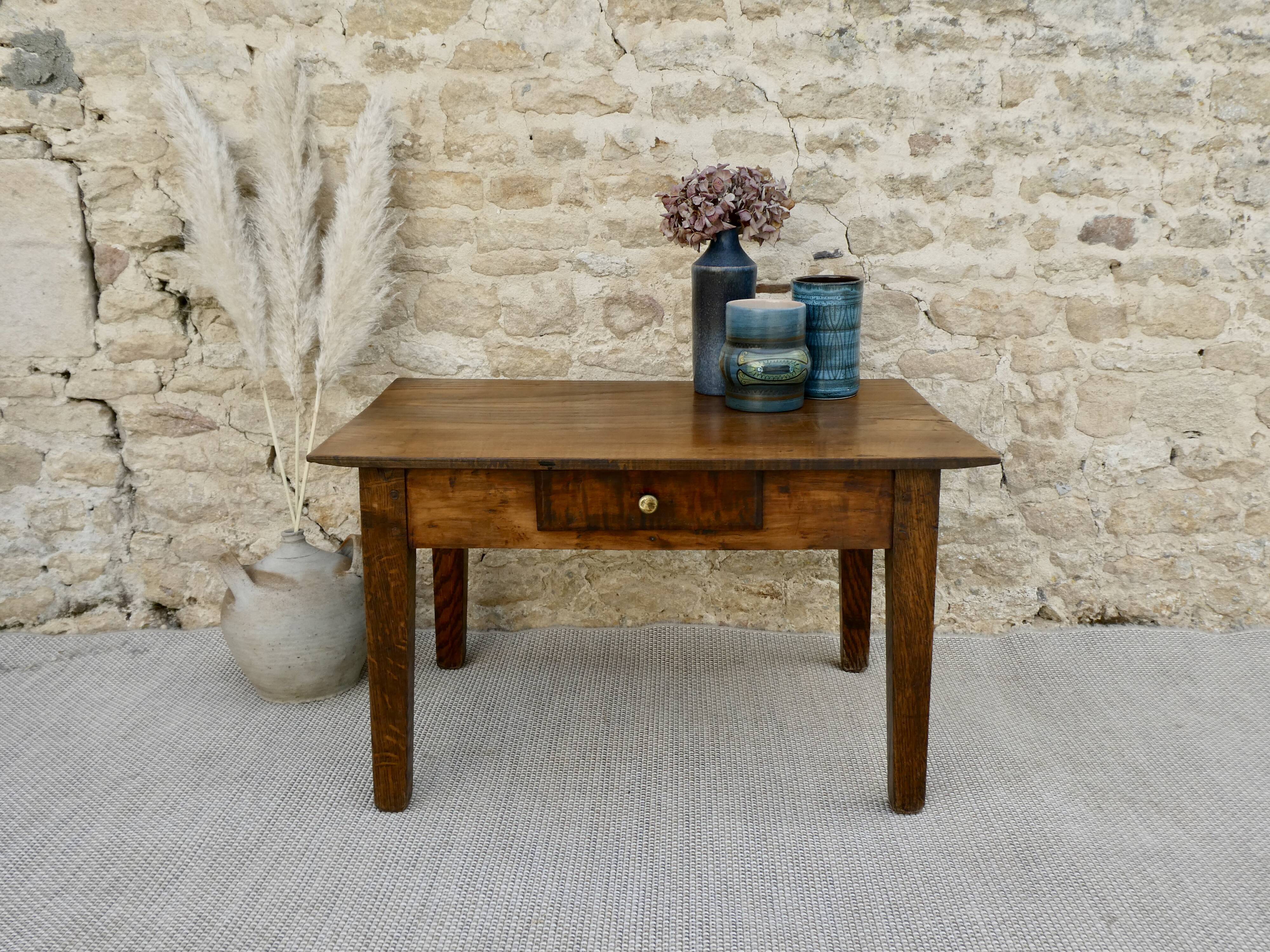 Solid wooden coffee table, with drawer