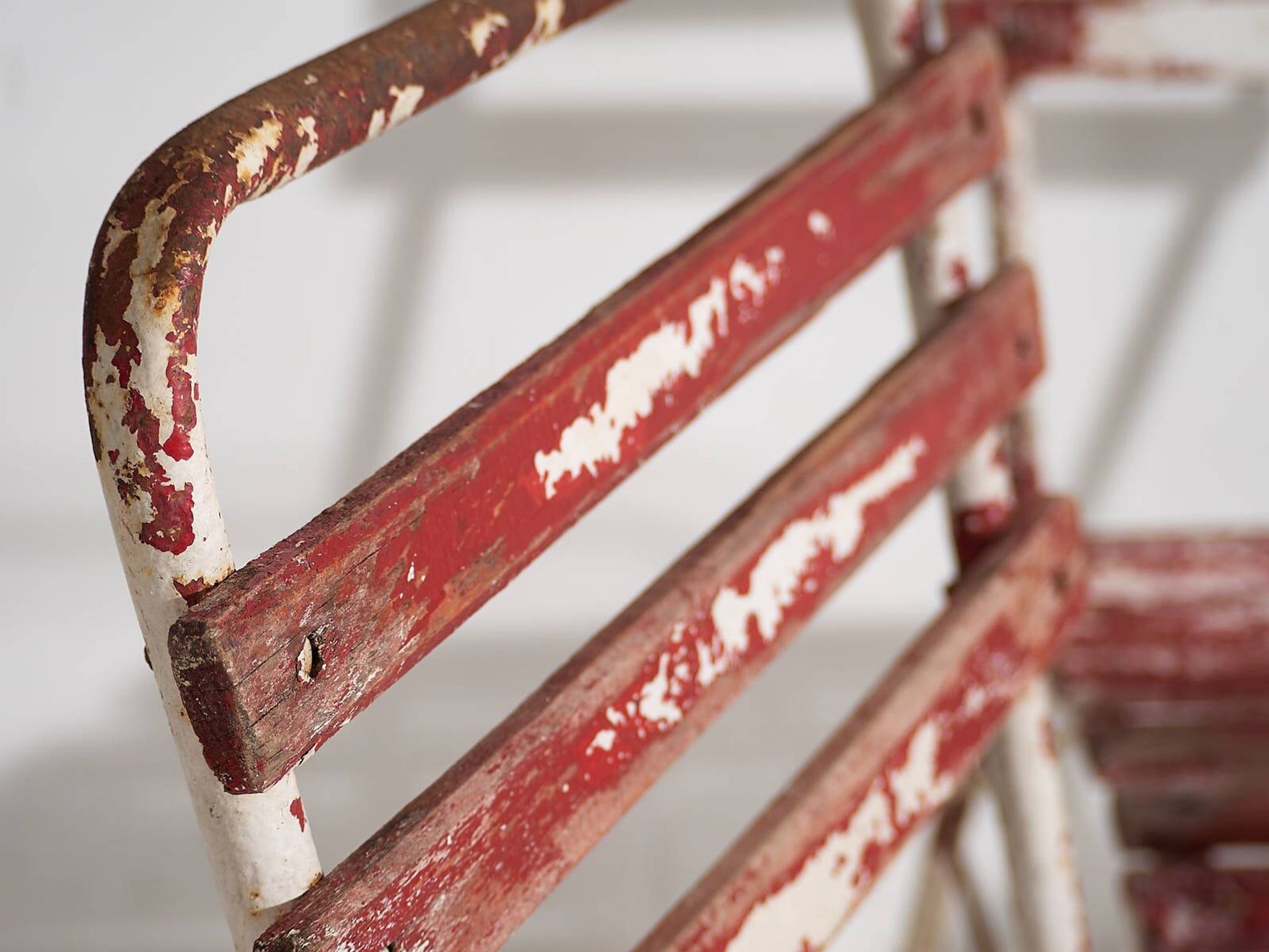 Anciennes chaises de terrasse rouges et blanches (vers 1920). Ensemble de 4 pièces