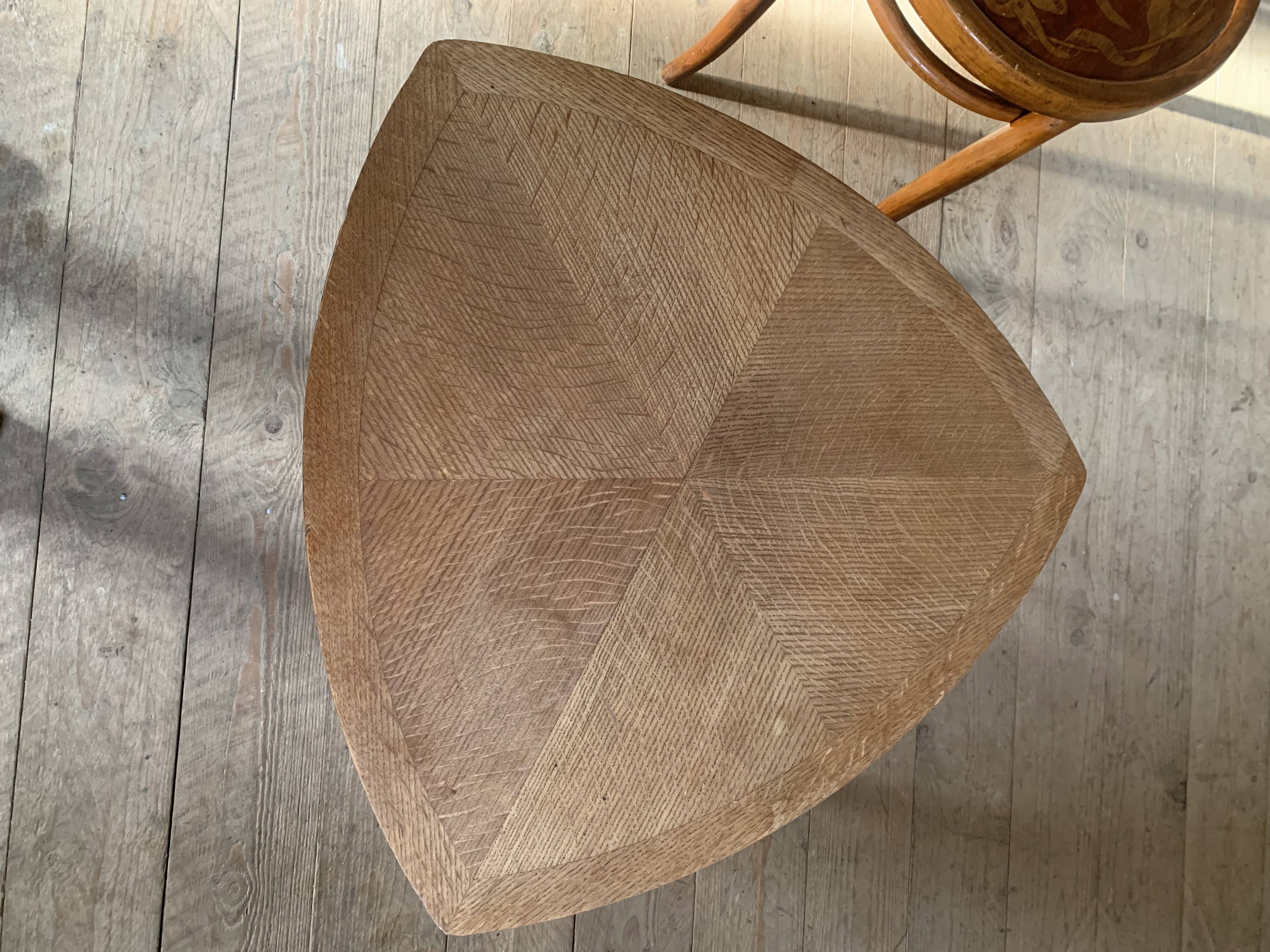 Table basse tripode forme feuille en chêne vintage