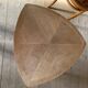 Table basse tripode forme feuille en chêne vintage