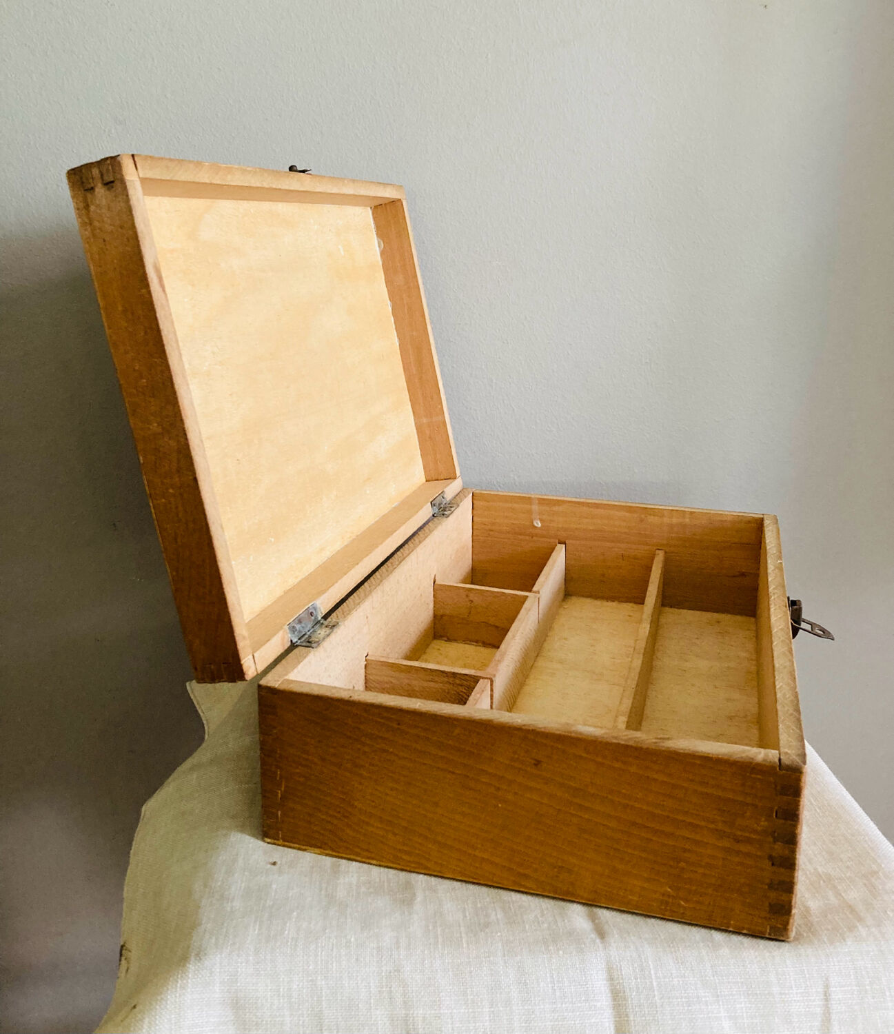 Box with compartments from the 19th century, dovetail mountings, clasp present