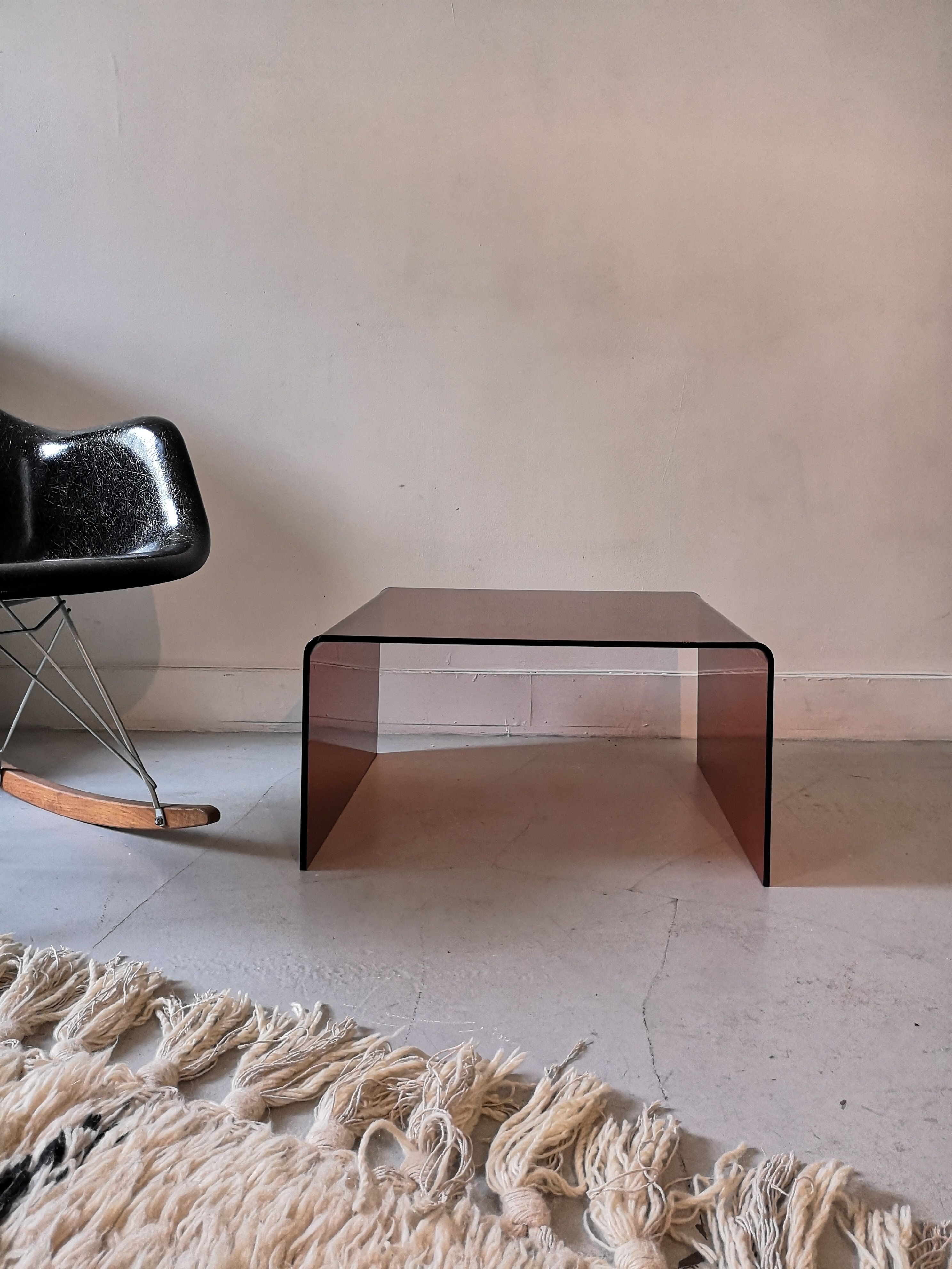 Table basse en plexiglas fumé 1970, Ligne Roset