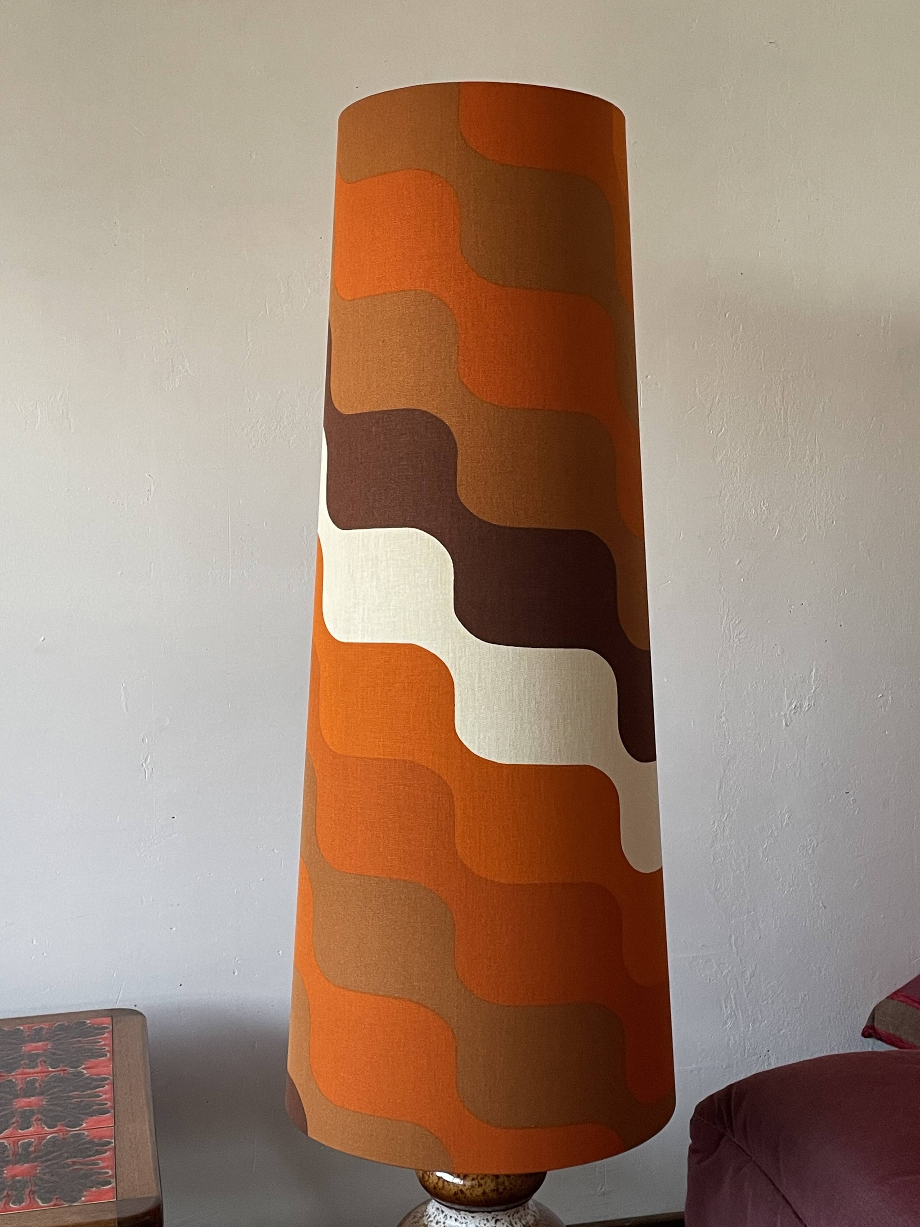 Vibration floor lamp - vintage 1970's