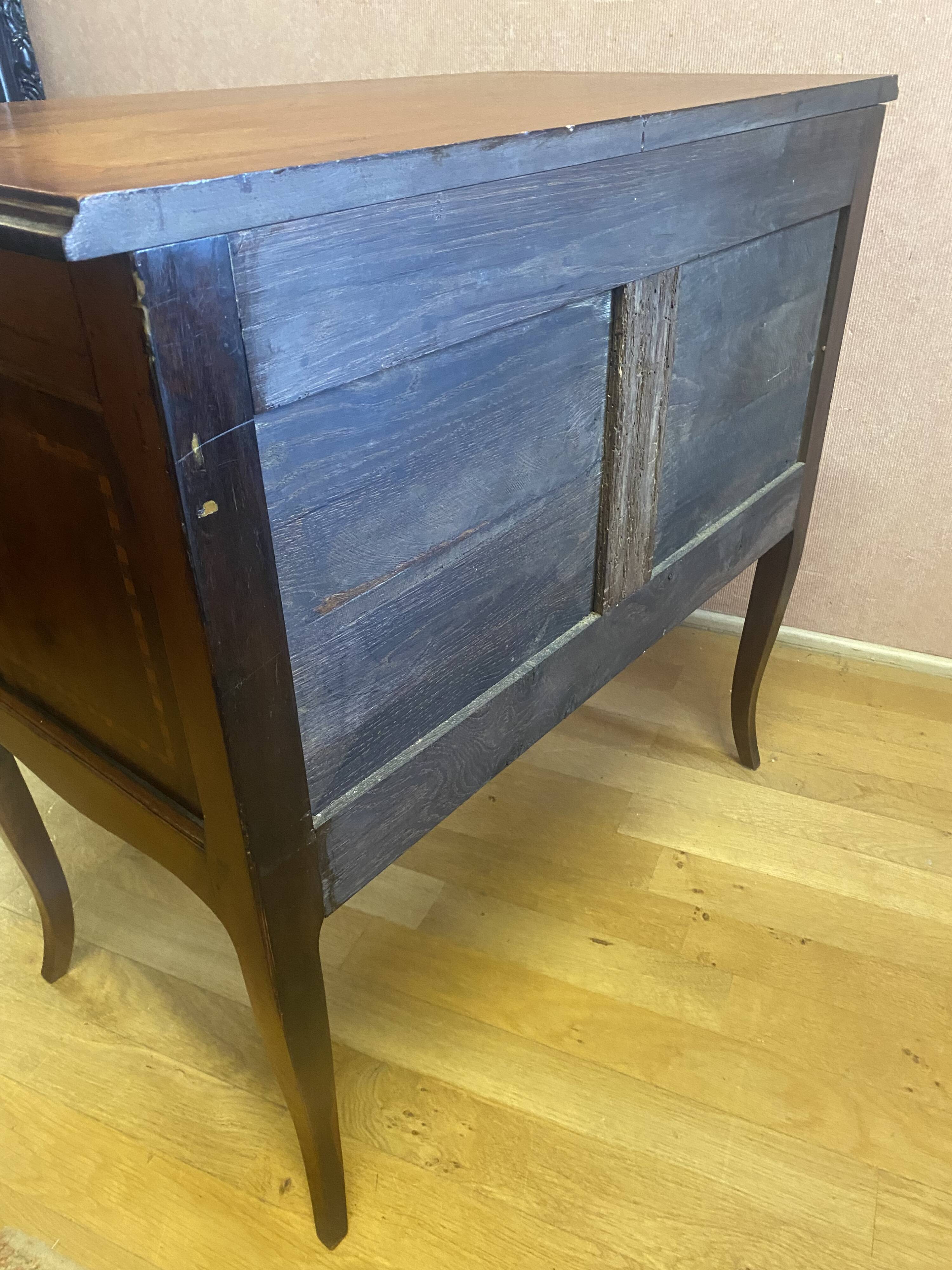 Petite commode de style Louis X.V. en parqueterie de bois de rose;