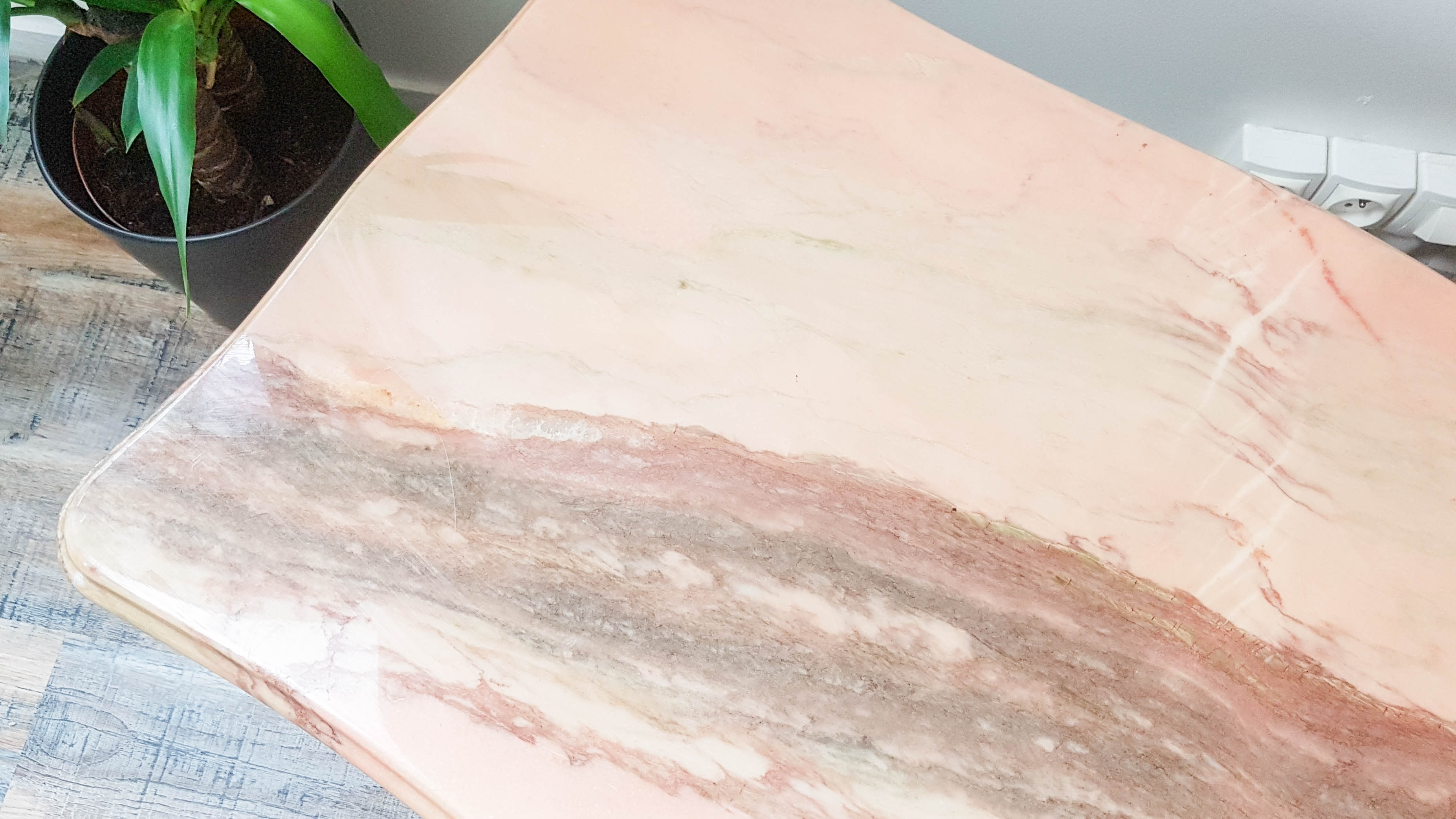 Louis XV coffee table in brass pink marble