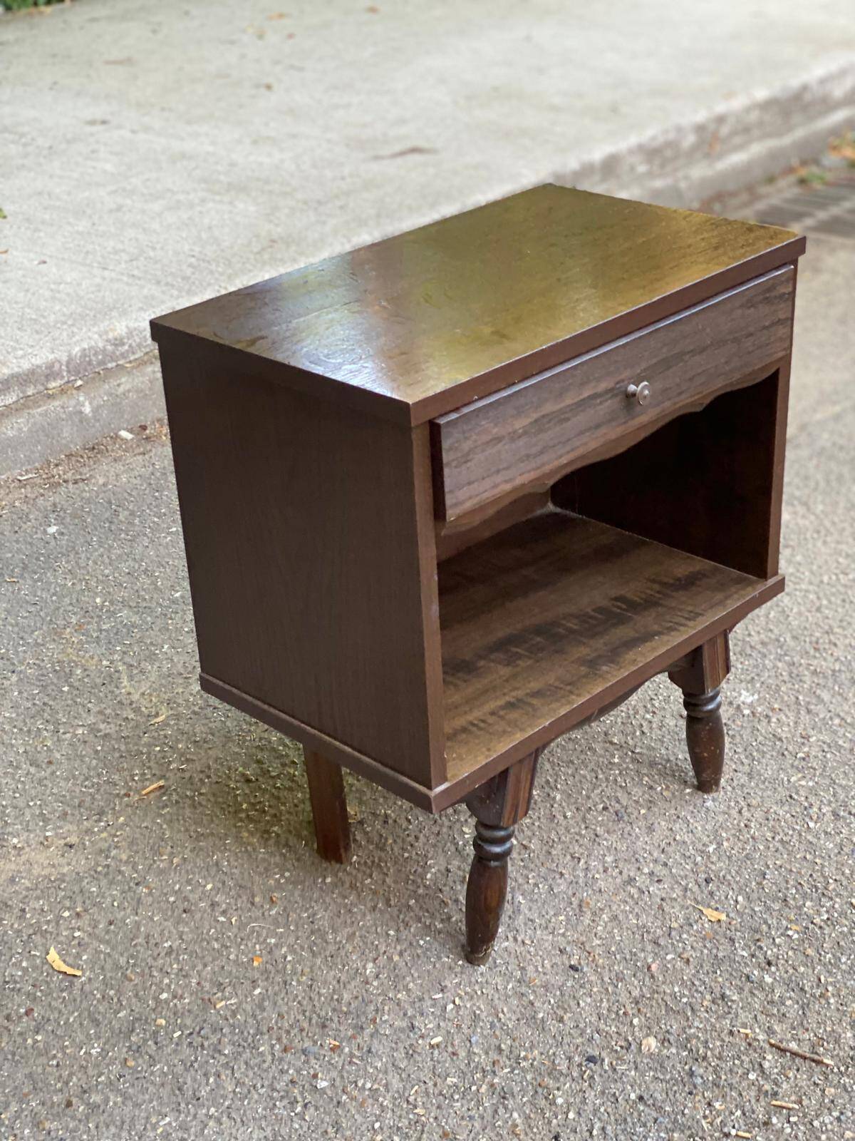 Table de chevet espagnole ou basque en bois