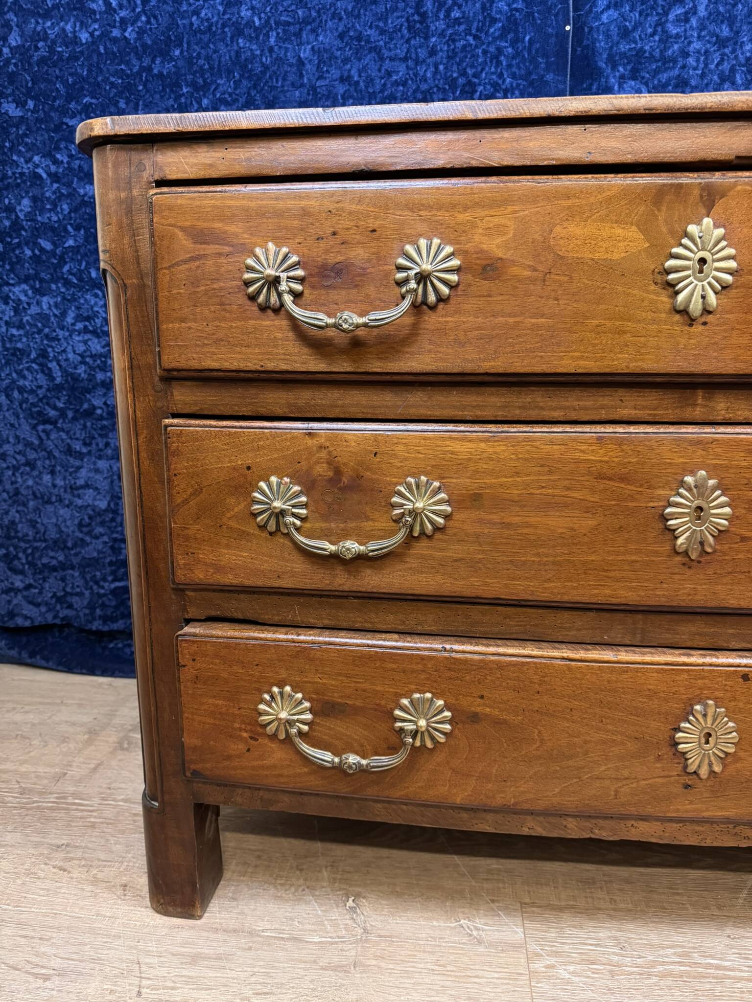 Curved Louis XIV period chest of drawers in solid walnut circa 1700