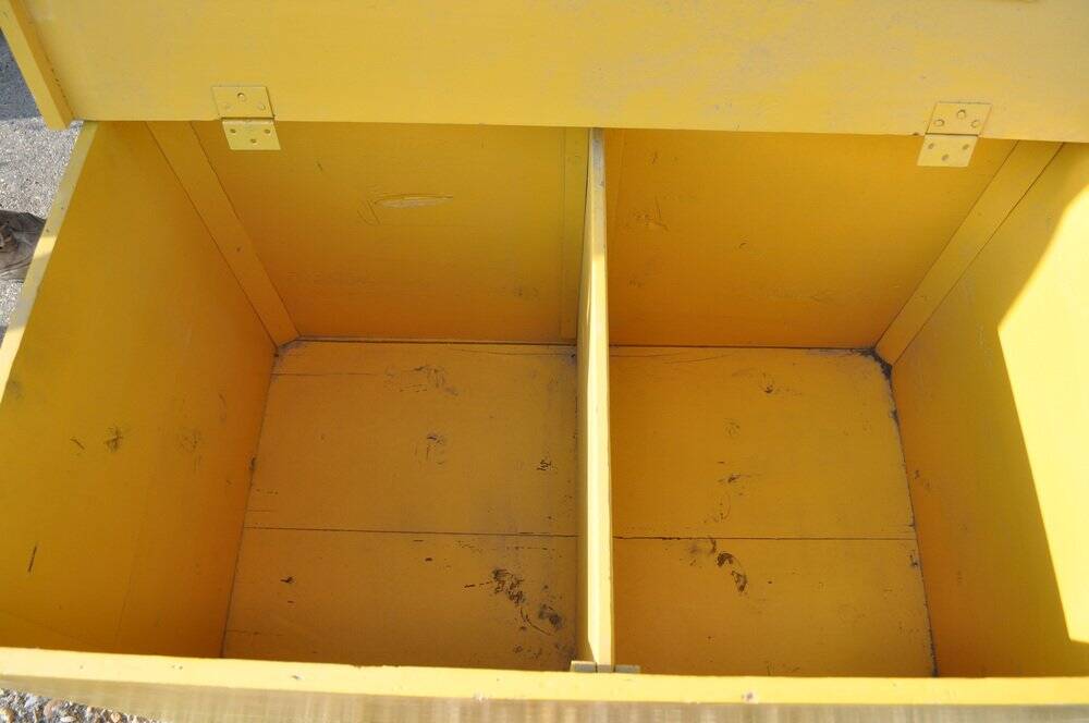 Grande commode coffre de ferme jaune en pin peint - Hongrie années 1940, style rustique