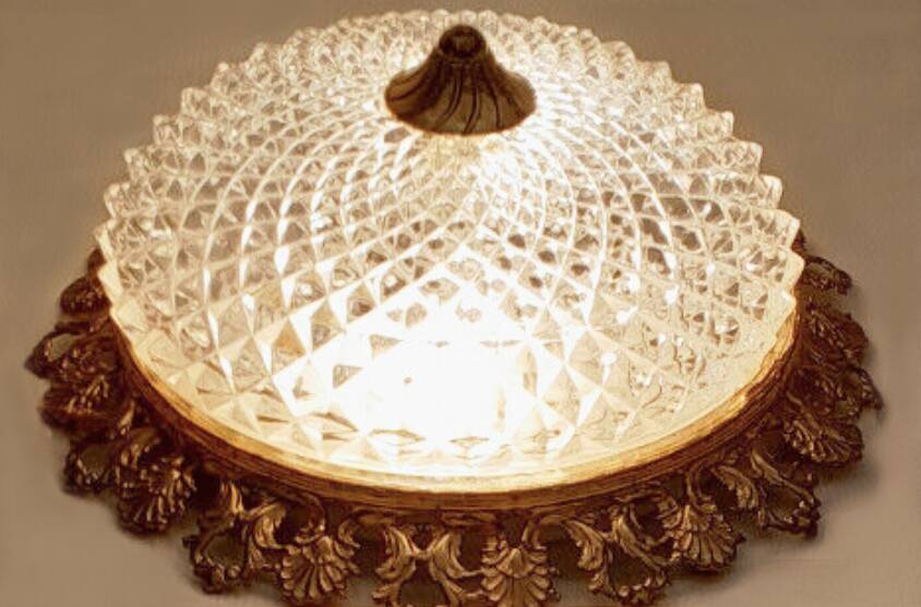 Round ceiling or wall light, in glass from the 70s, vintage.