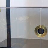 Armoire en verre fumé et laiton