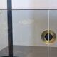 Armoire en verre fumé et laiton