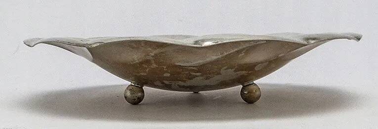 DE3 Quist - bowl on ball-shaped legs