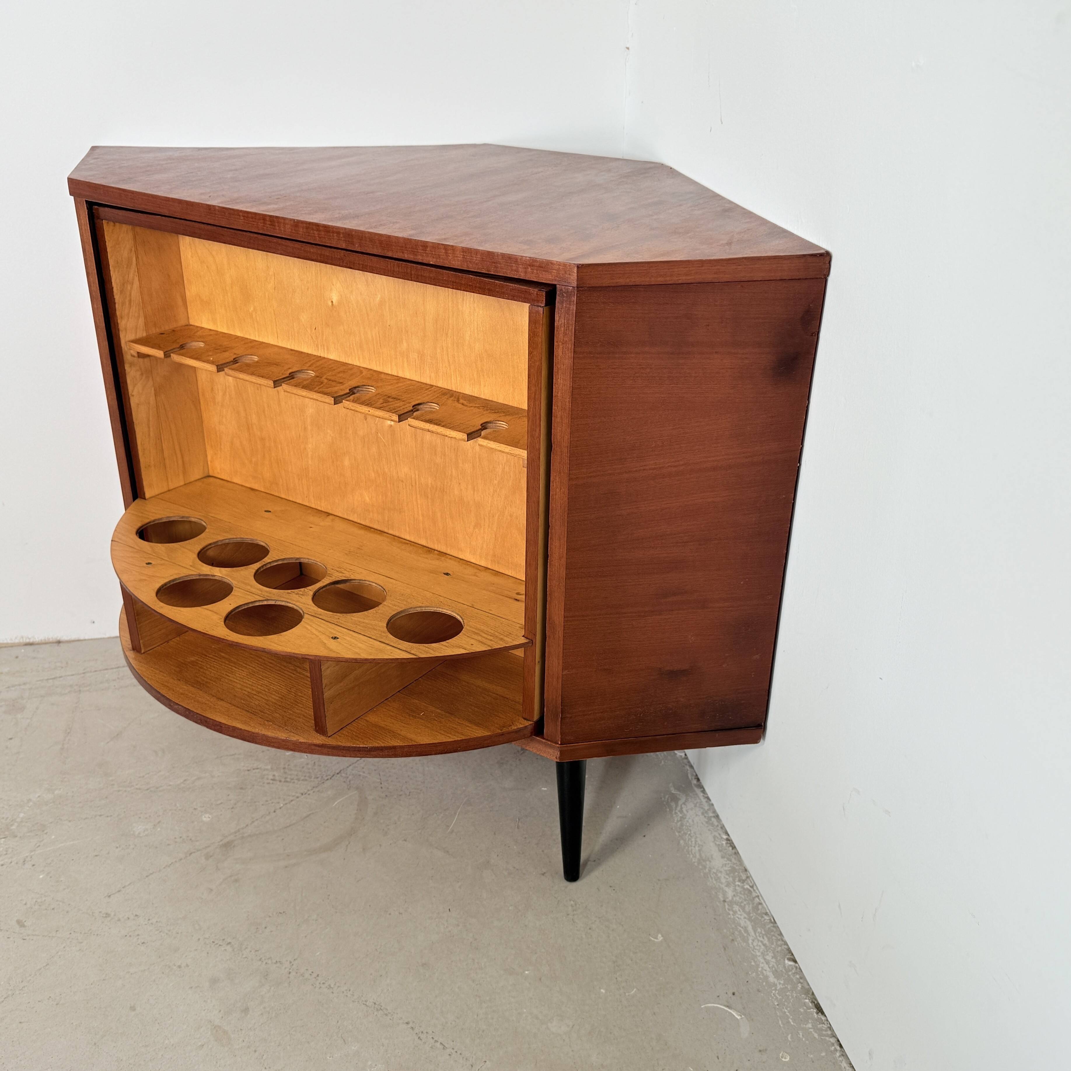 Vintage hoekkast met draaiende bar