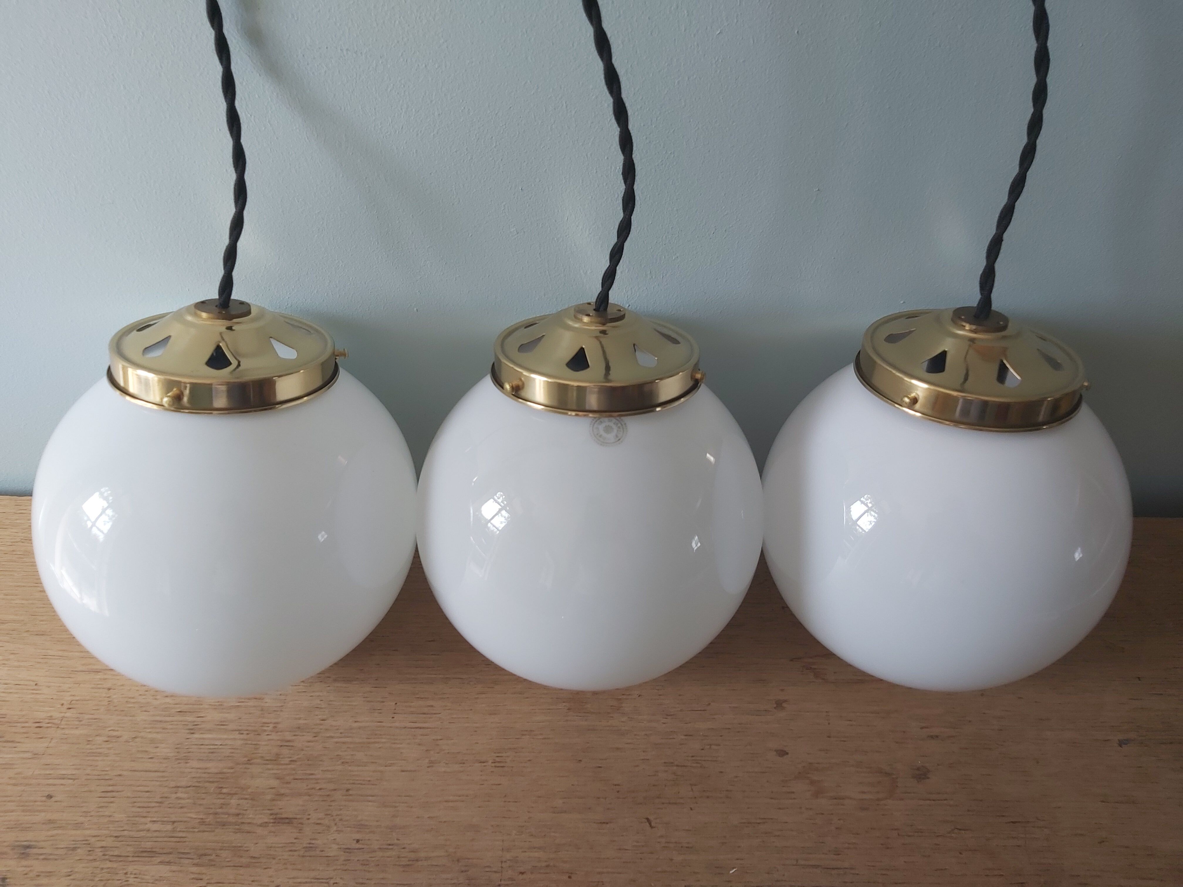 Lot de 3 suspensions art deco avec globe en opaline blanche