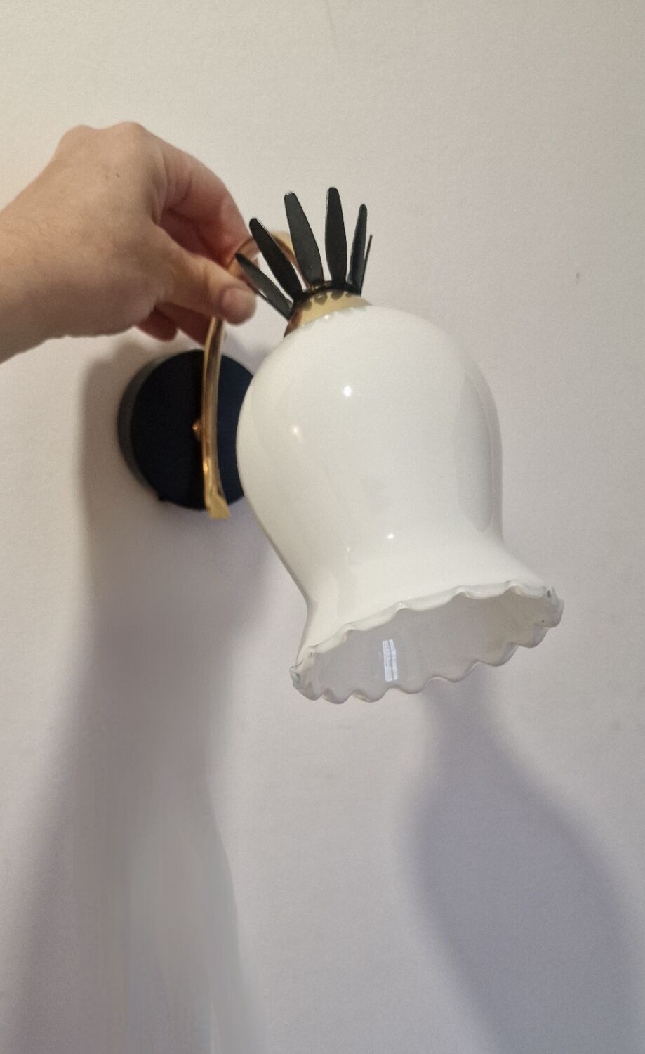 Applique en opaline blanche laiton finition noire