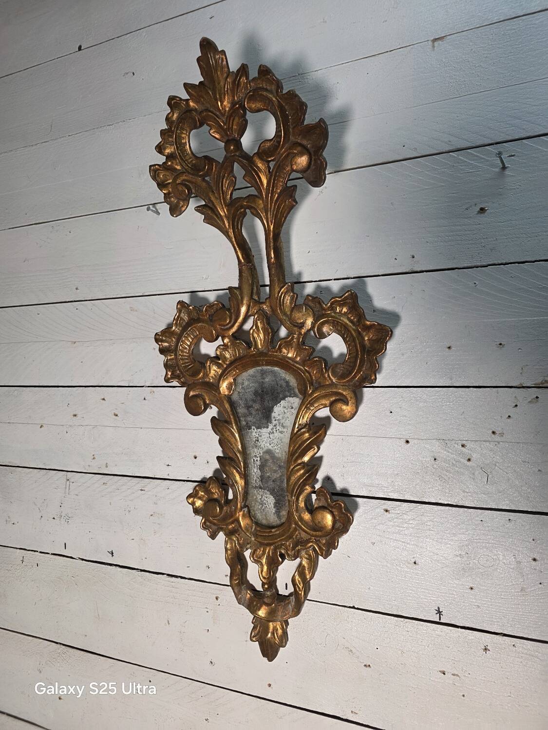 Italian mirror in gilded wood with gold leaf from the 18th century.
