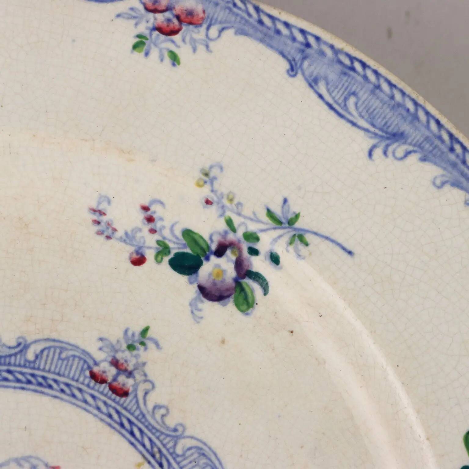Antique earthenware plates with floral decoration from the 19th century.