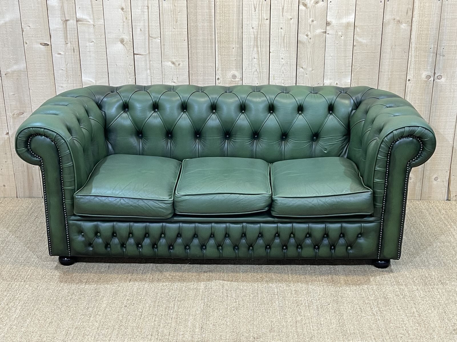 Chesterfield sofa in green leather 3 places from the 80s