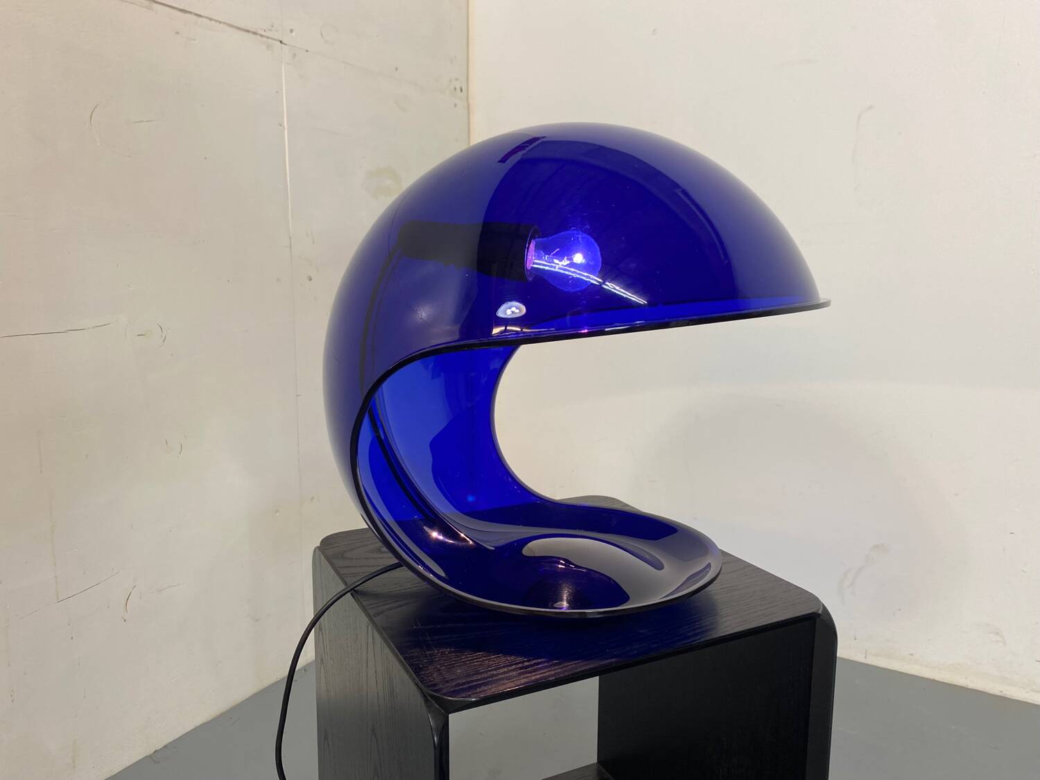 Modern Italian Space Age Blue Foglia 634 Martinelli Table Lamp, by Elio Martinelli for Martinelli Luce, 1969
