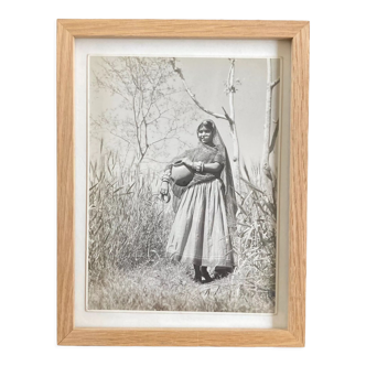 Photographie originale de Suraj N. Sharma : jeune femme et amphore