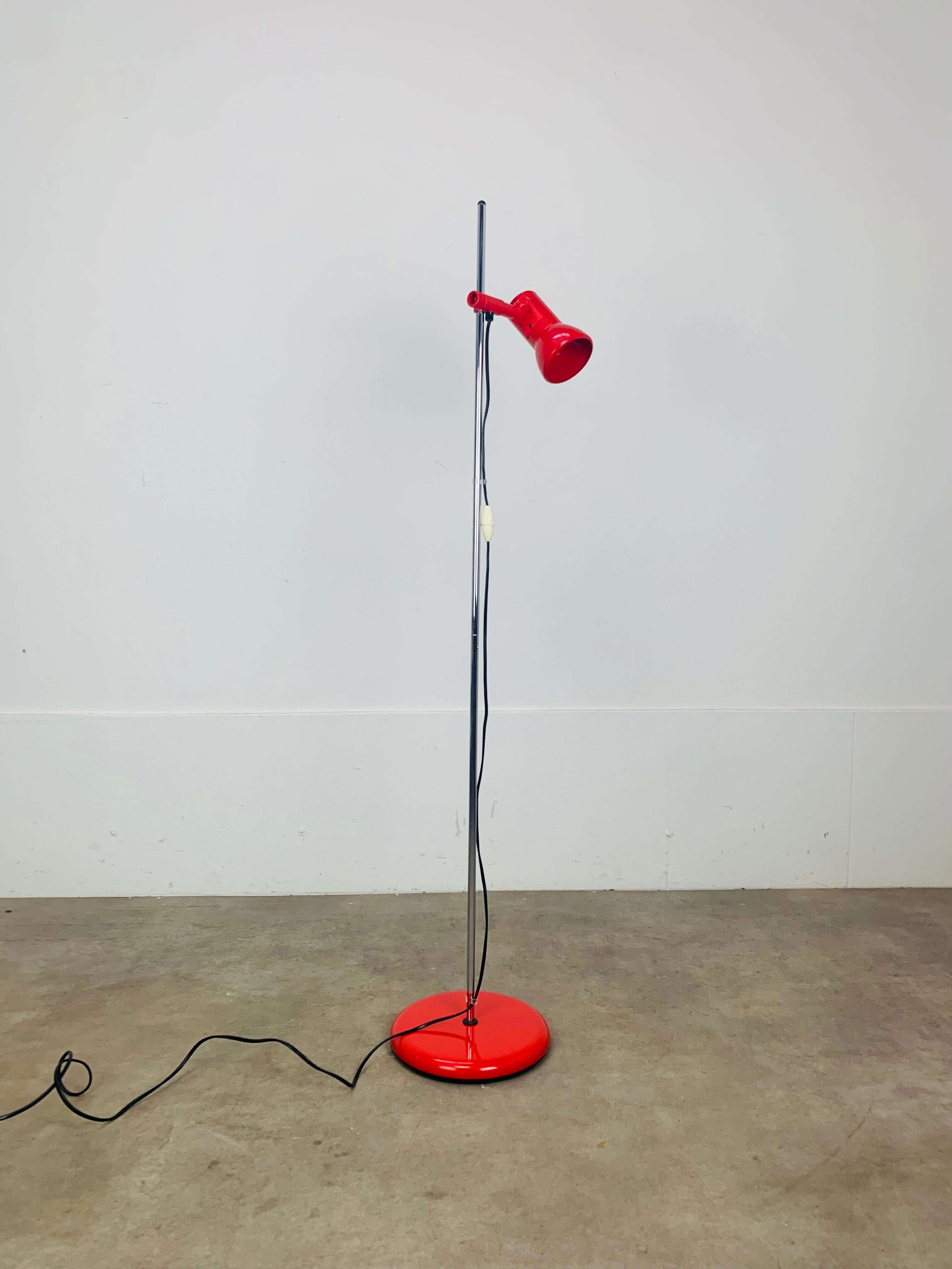 Miwi red metal spot floor lamp, vintage