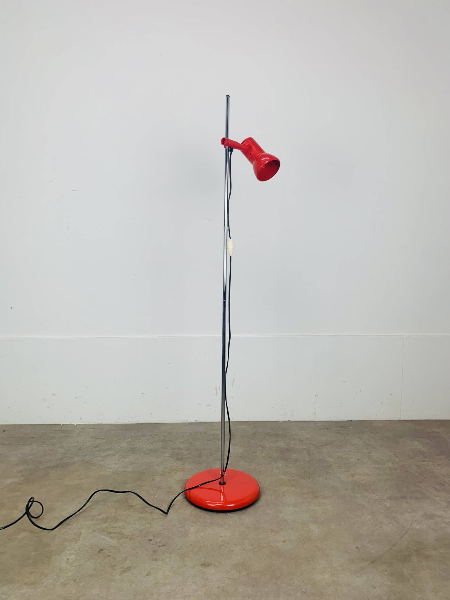 Miwi red metal spot floor lamp, vintage