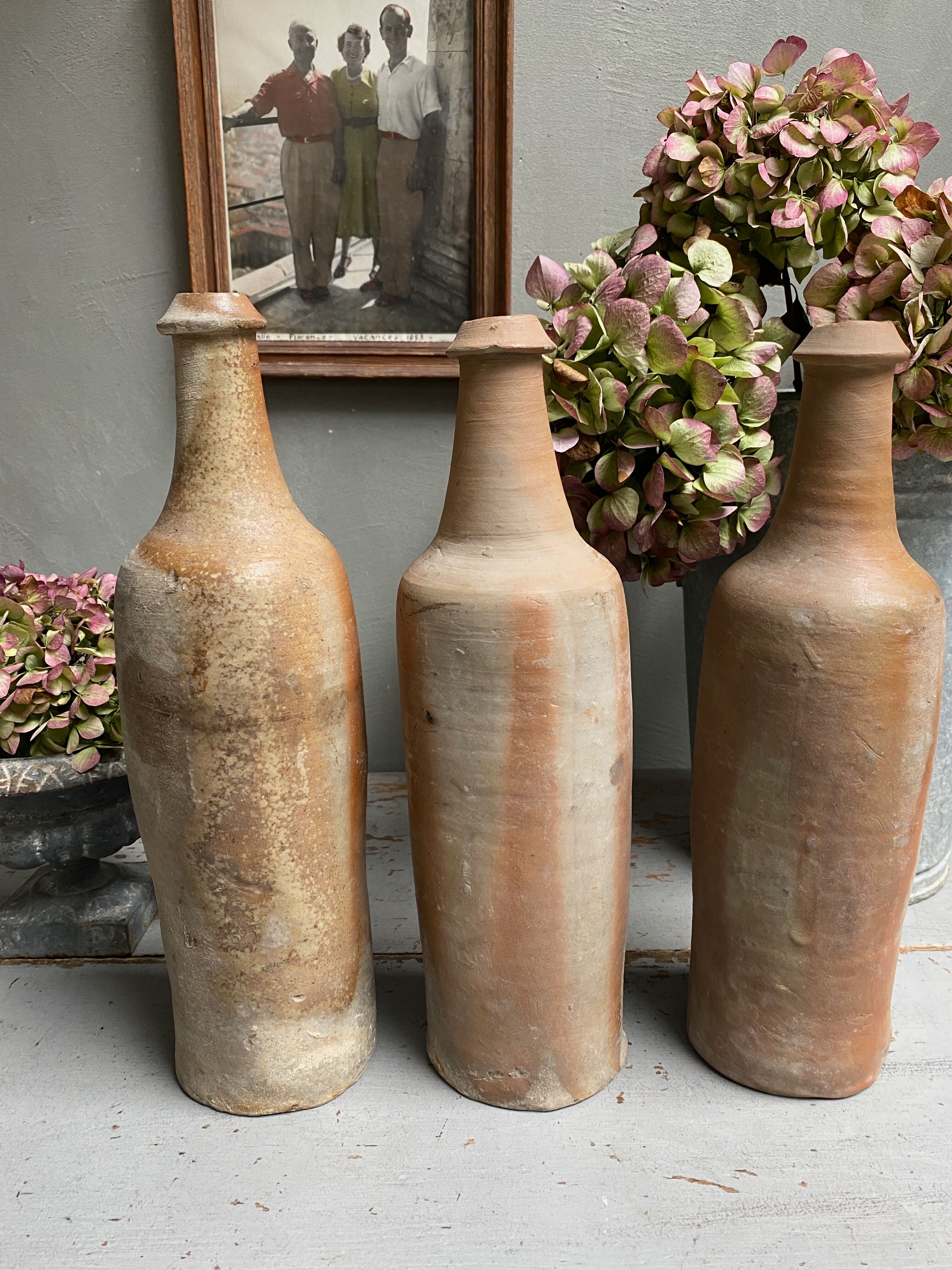 Trio de bouteilles en grès naturel