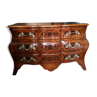Commode en marqueterie dites tombeau avec poignées en bronze