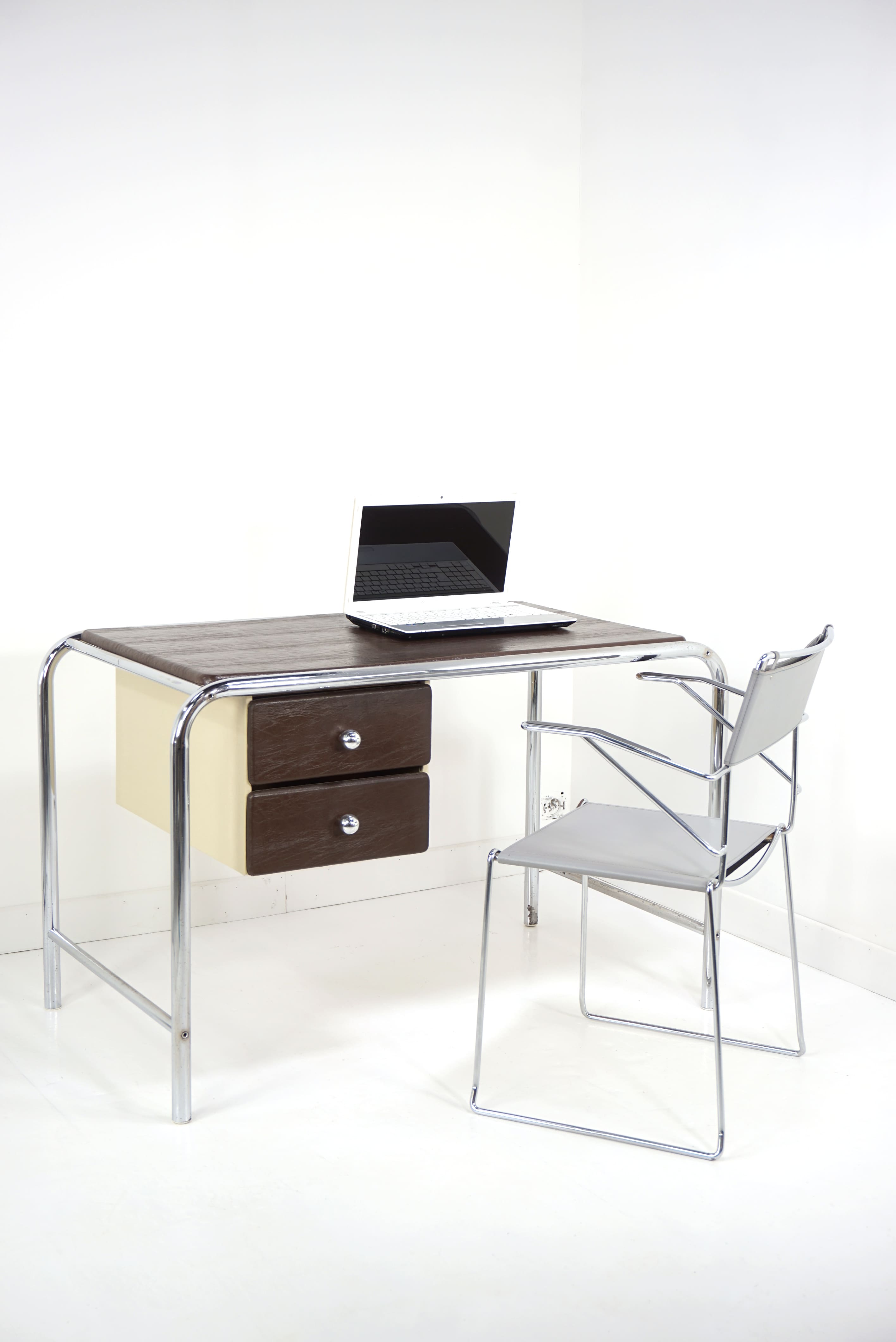 Bureau style Bauhaus en métal chromé cintré et simili cuir